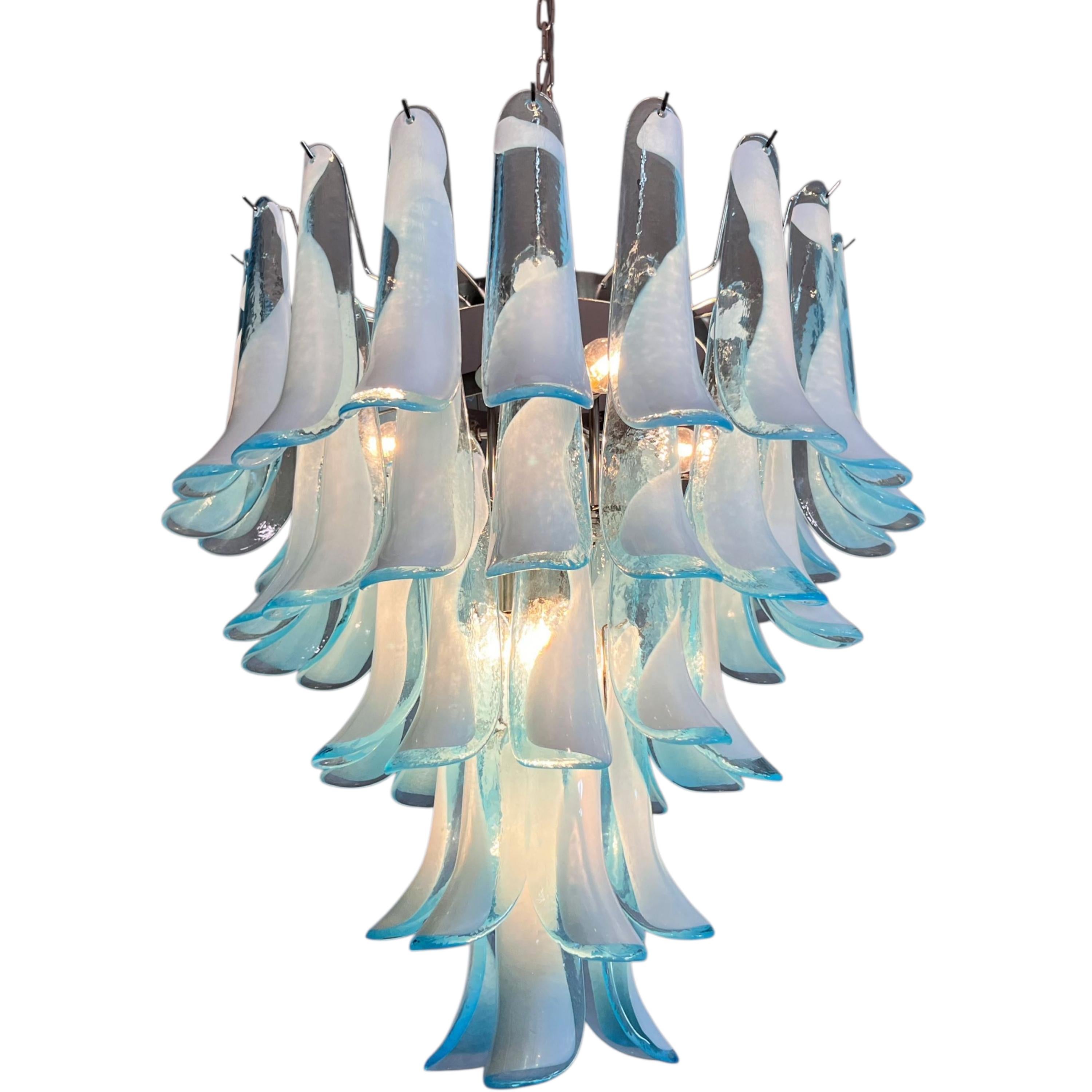 Murano-Kronleuchter aus hellblauem Opalglas, 80 mundgeblasene Hängeleuchten (Italian) im Angebot