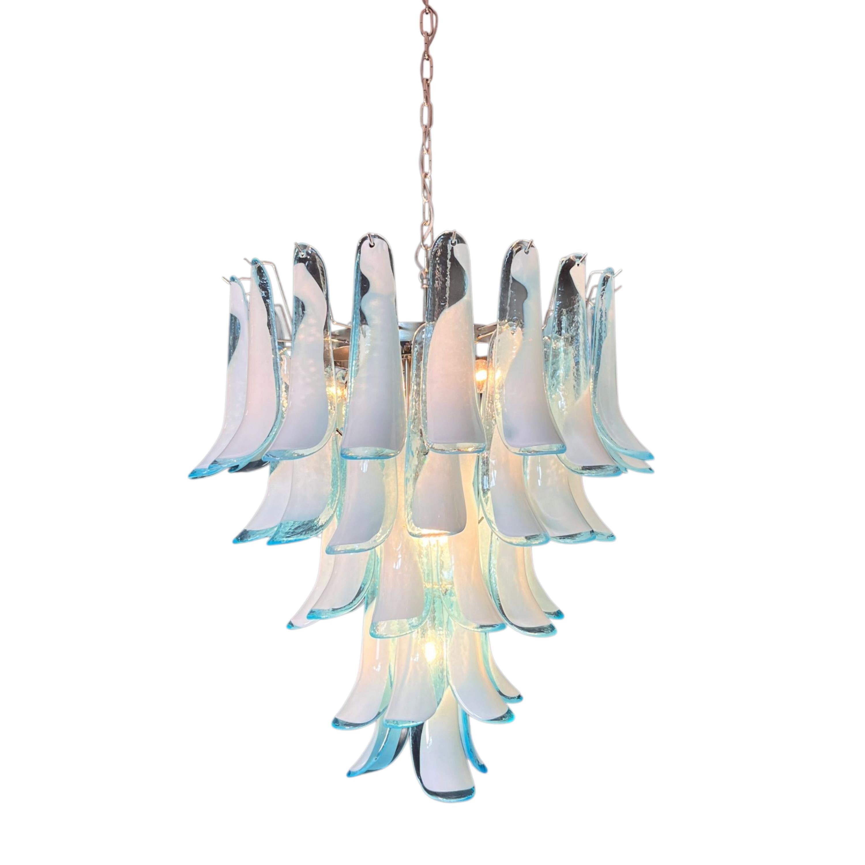 Murano-Kronleuchter aus hellblauem Opalglas, 80 mundgeblasene Hängeleuchten im Zustand „Neu“ im Angebot in Guazzora, IT