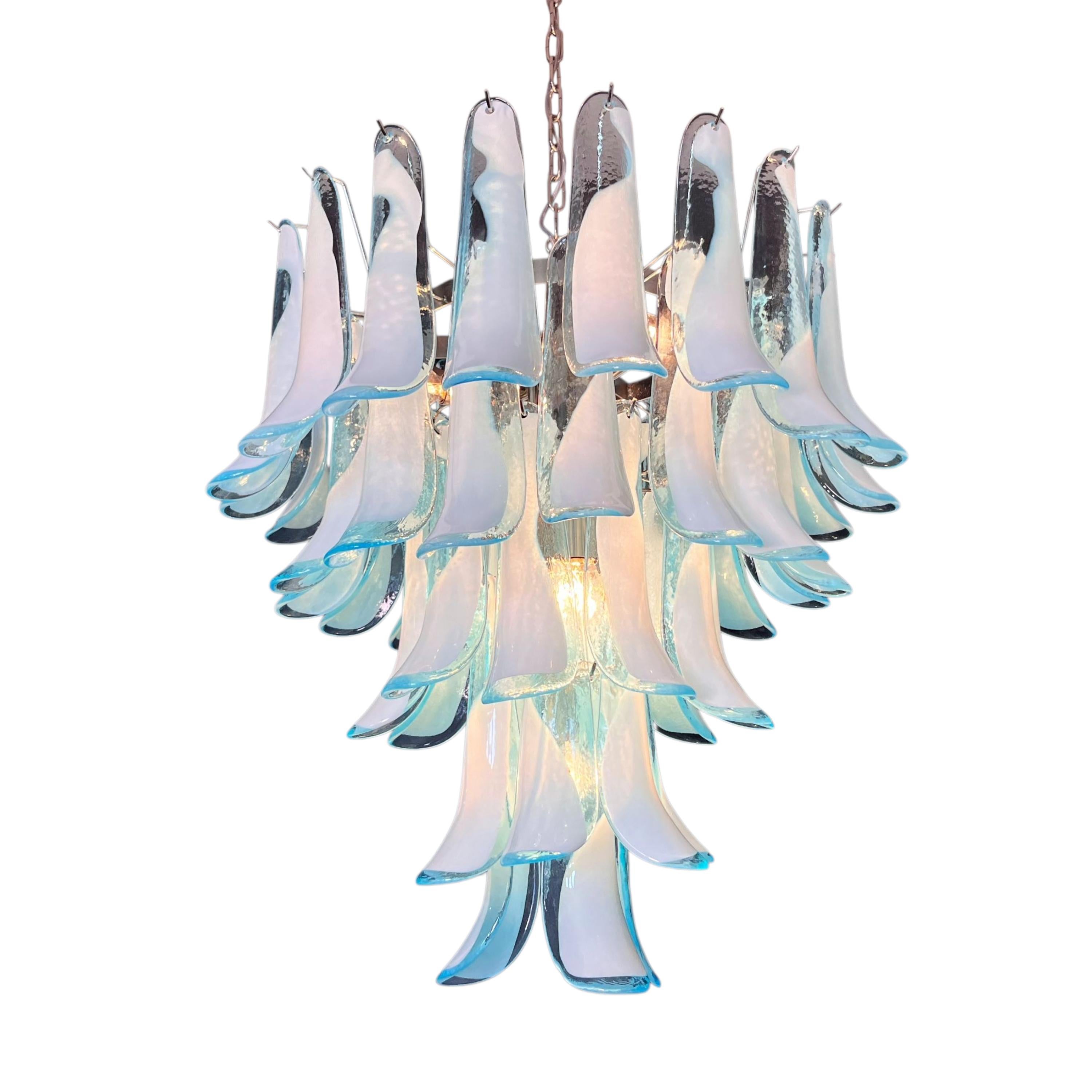 Murano-Kronleuchter aus hellblauem Opalglas, 80 mundgeblasene Hängeleuchten (Zeitgenössisch) im Angebot