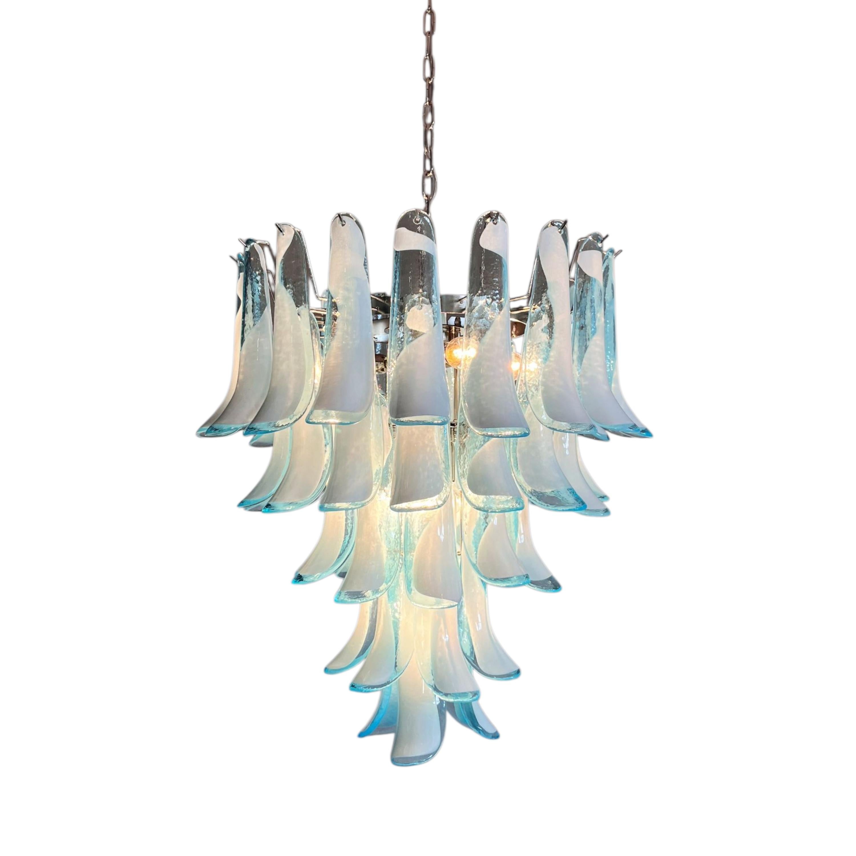 Murano-Kronleuchter aus hellblauem Opalglas, 80 mundgeblasene Hängeleuchten im Angebot 1