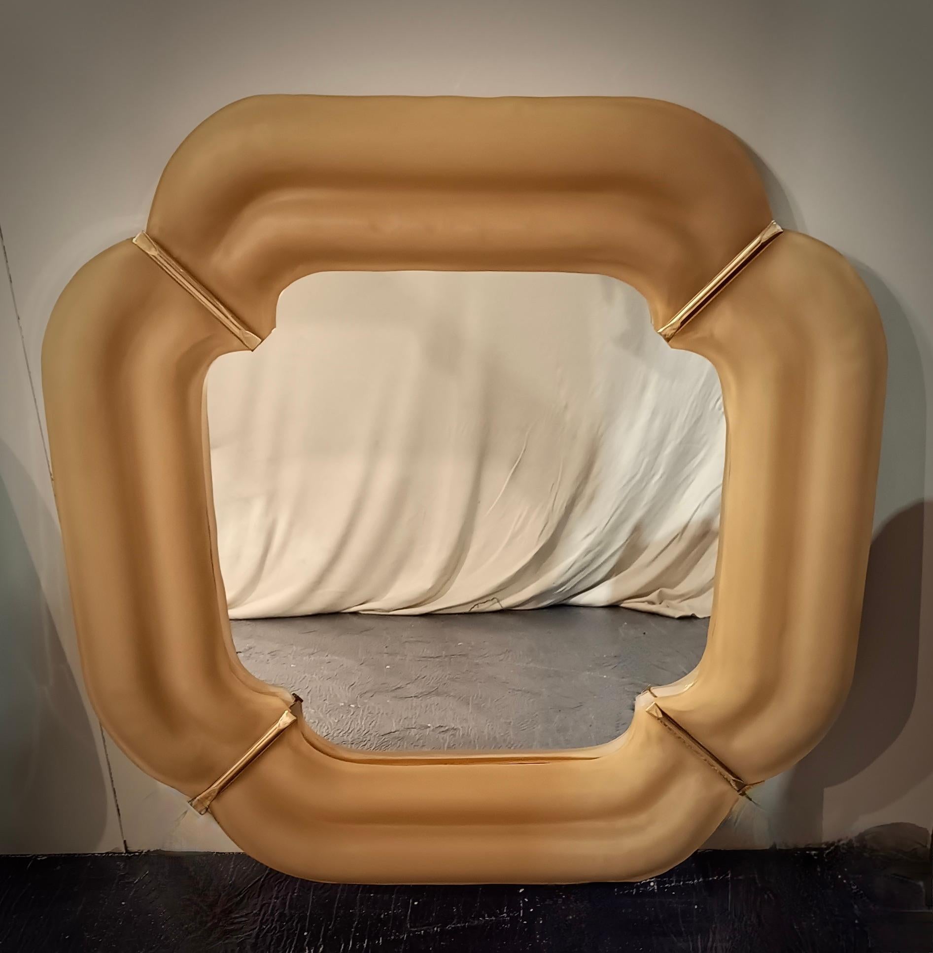 Magnifique miroir mural en verre Murano crème opaque de Venise. Un miroir qui, à lui seul, décorera votre intérieur. Les fours Murano créent un design indiscutable et intemporel, à la fois simple et élégant.

Le miroir est composé d'un cadre