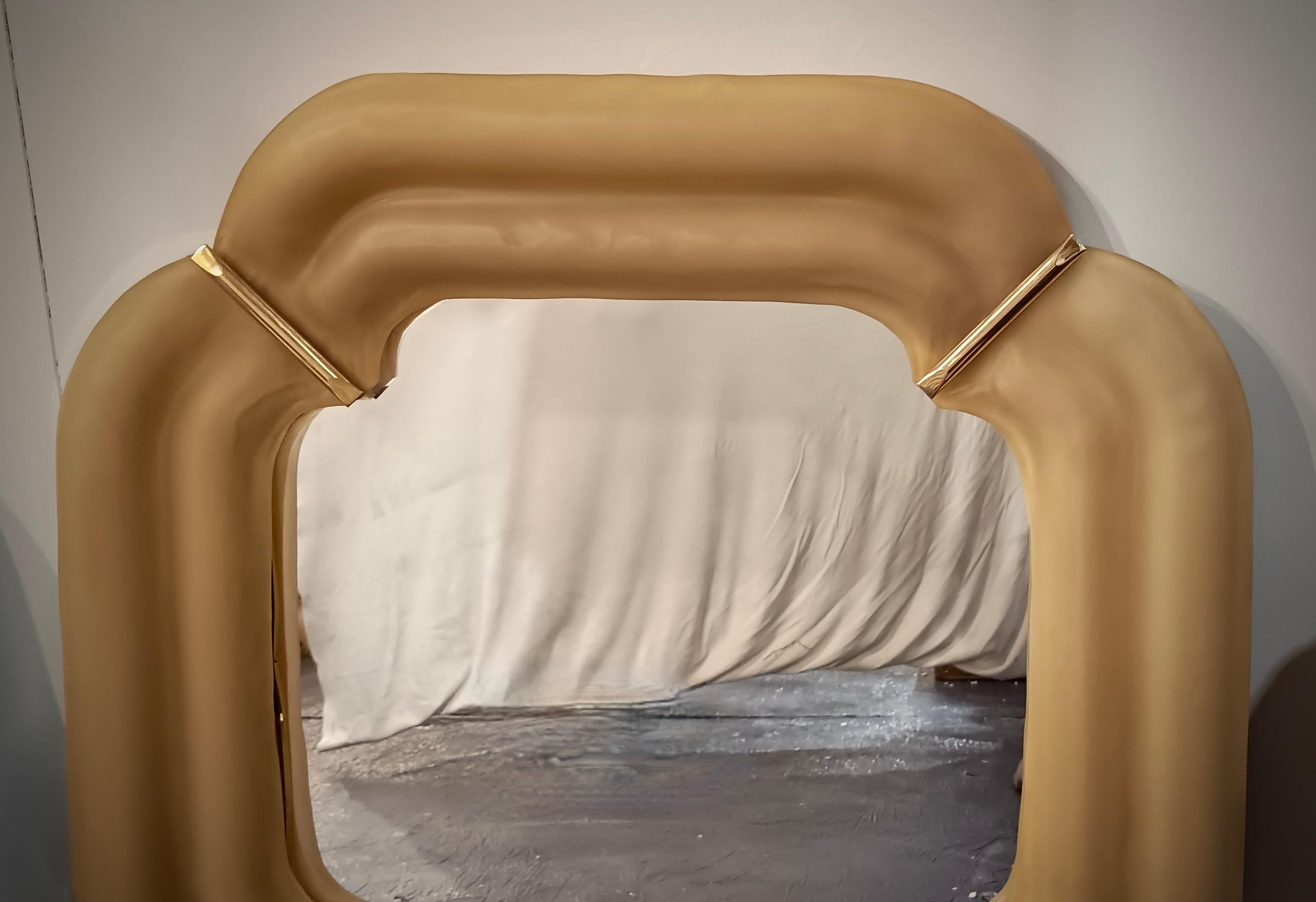 Mid-Century Modern Miroir mural console mi-siècle en verre de Murano crème claire et laiton, 2000 en vente