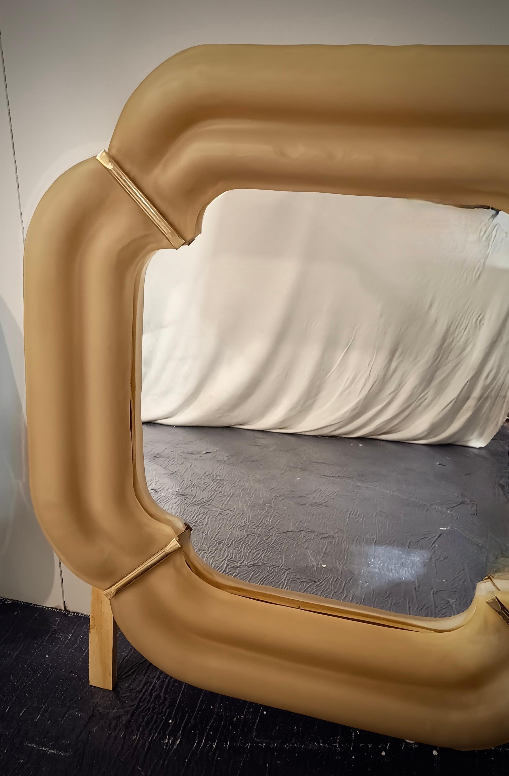Laiton Miroir mural console mi-siècle en verre de Murano crème claire et laiton, 2000 en vente