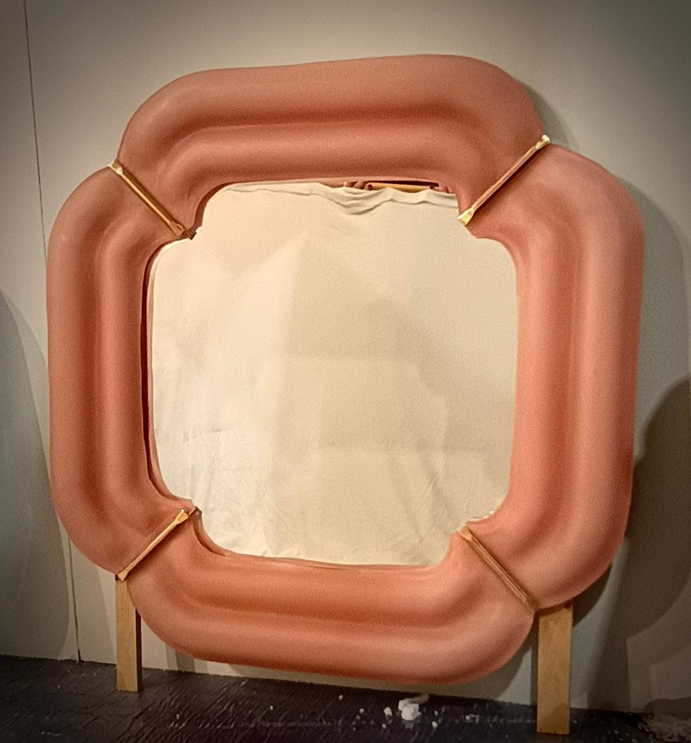Bellissimo specchio da parete in vetro di Murano rosa opaco proveniente da Venezia. Uno specchio che, da solo, decorerà l'ambiente della tua casa. I forni di Murano creano un design indiscutibile e senza tempo, semplice ma elegante allo stesso