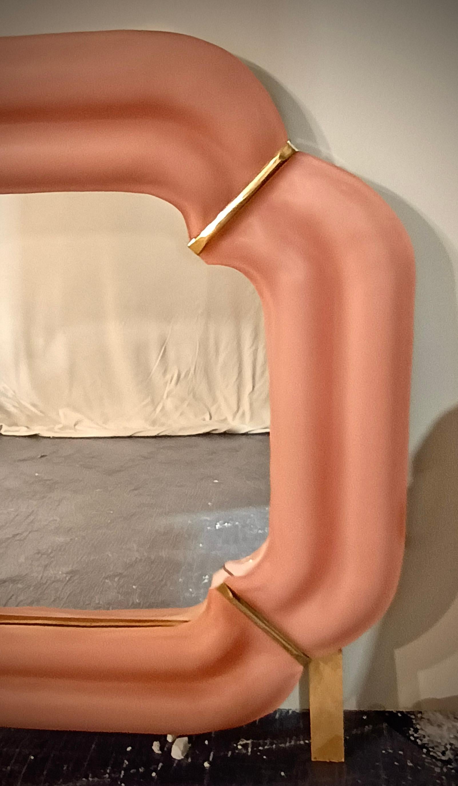 Mid-Century moderno Specchio da parete con console di Murano in vetro rosa chiaro e ottone, metà del secolo scorso, 2000 in vendita