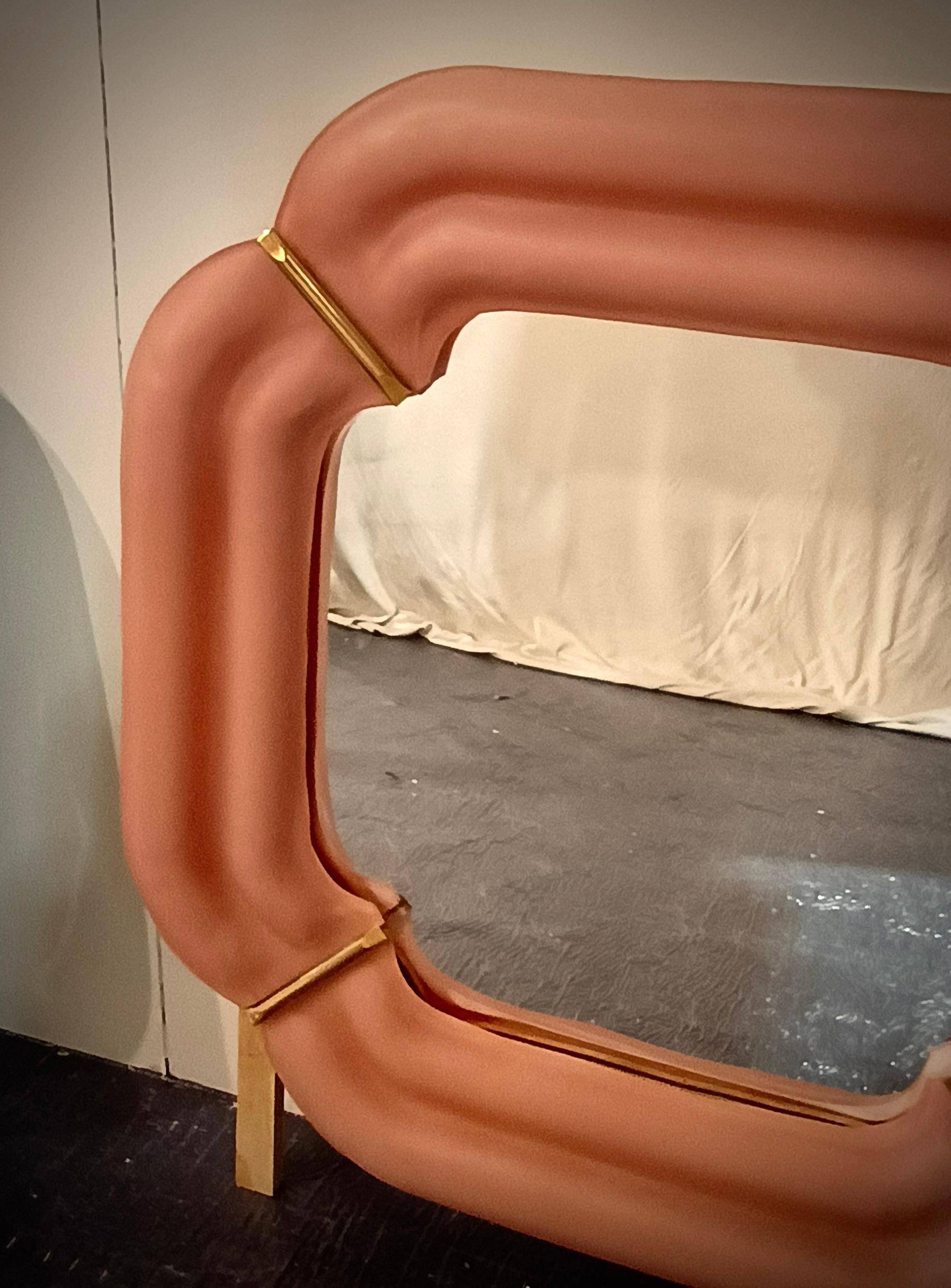 Specchio da parete con console di Murano in vetro rosa chiaro e ottone, metà del secolo scorso, 2000 In condizioni buone in vendita a Rome, IT