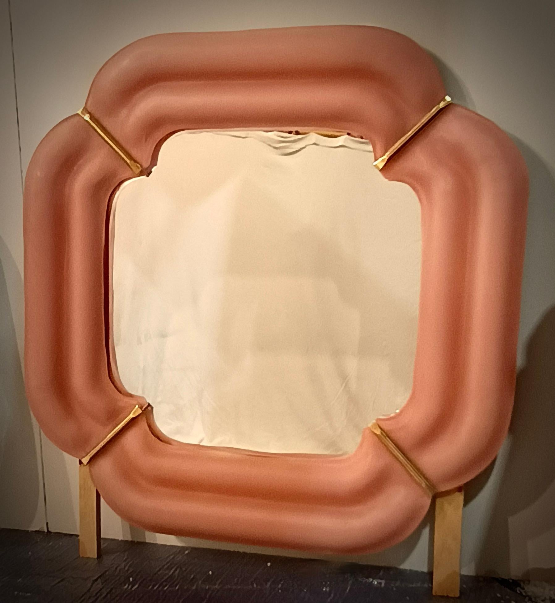 XXI secolo e contemporaneo Specchio da parete con console di Murano in vetro rosa chiaro e ottone, metà del secolo scorso, 2000 in vendita