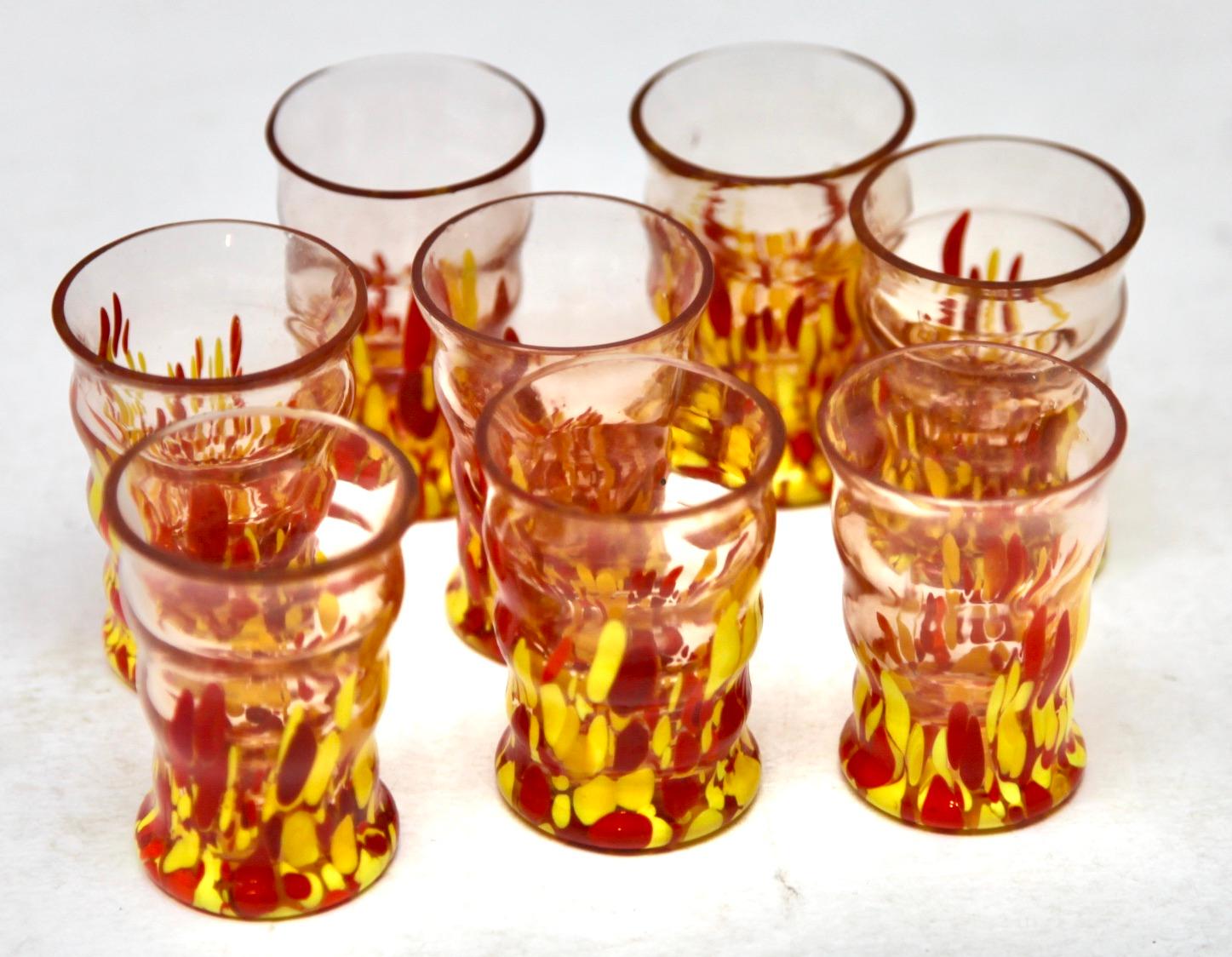 Set aus 8 Shot-Gläsern und Dekanter aus Muranoglas mit Serviertablett, um 1938 (Handgefertigt) im Angebot