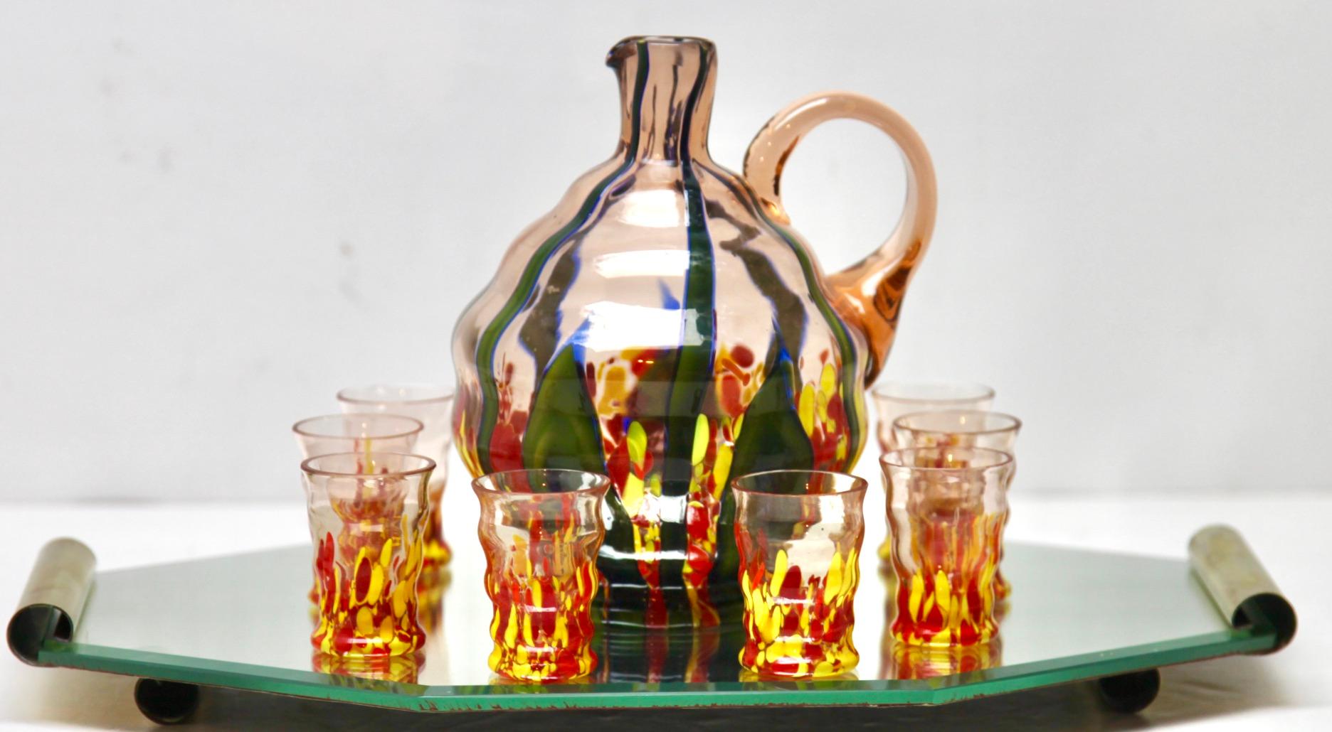 Milieu du XXe siècle Ensemble de 8 verres à liqueur et carafe de Murano, avec plateau de service, vers 1938 en vente