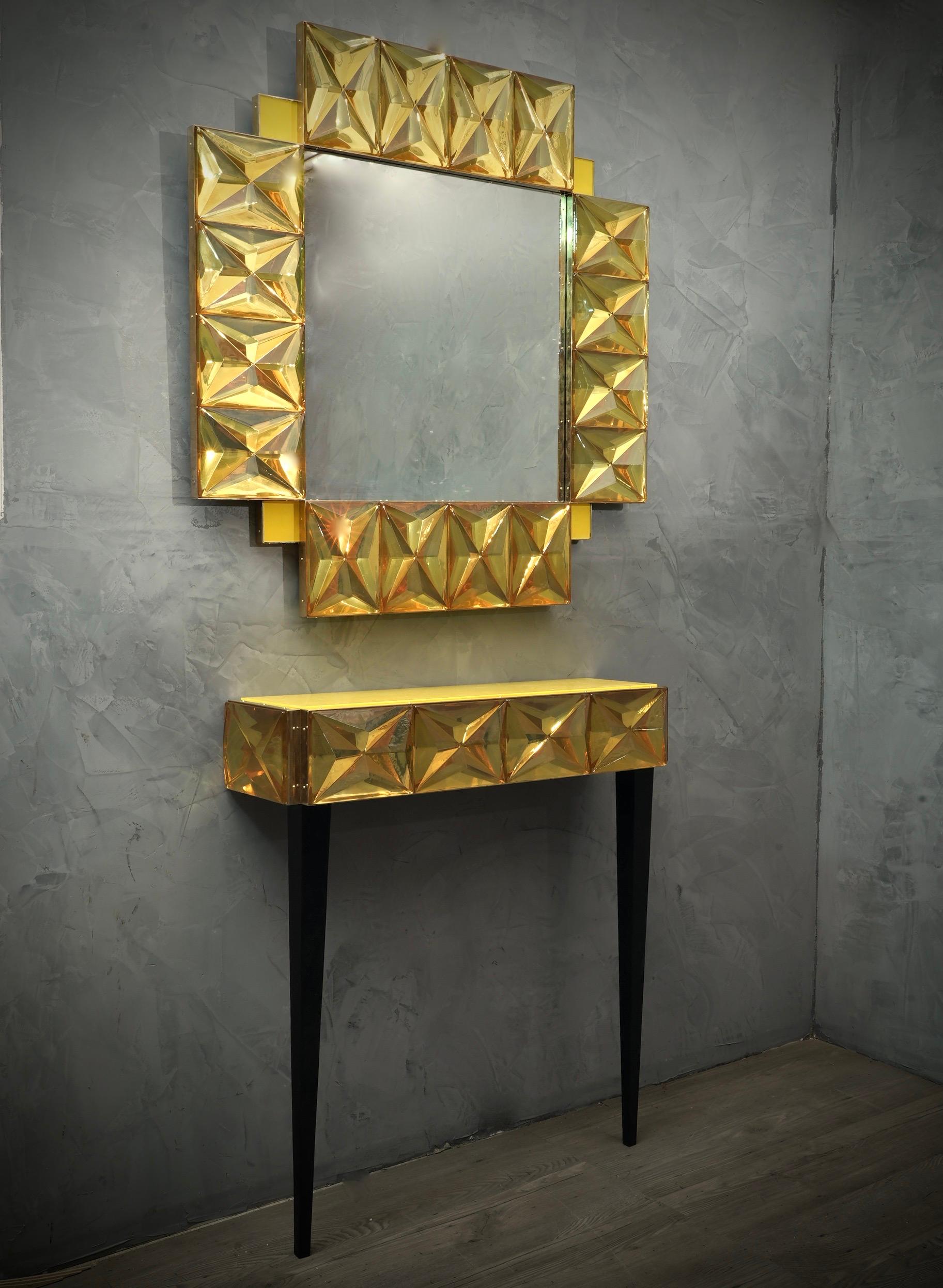 Exciting and lively Murano glass console, small and measured but simply unique. Elegant, surprisingly provocative in color and design. The glass blocks can be had in other colours, look at the photos.

The console has a rectangular wooden structure;