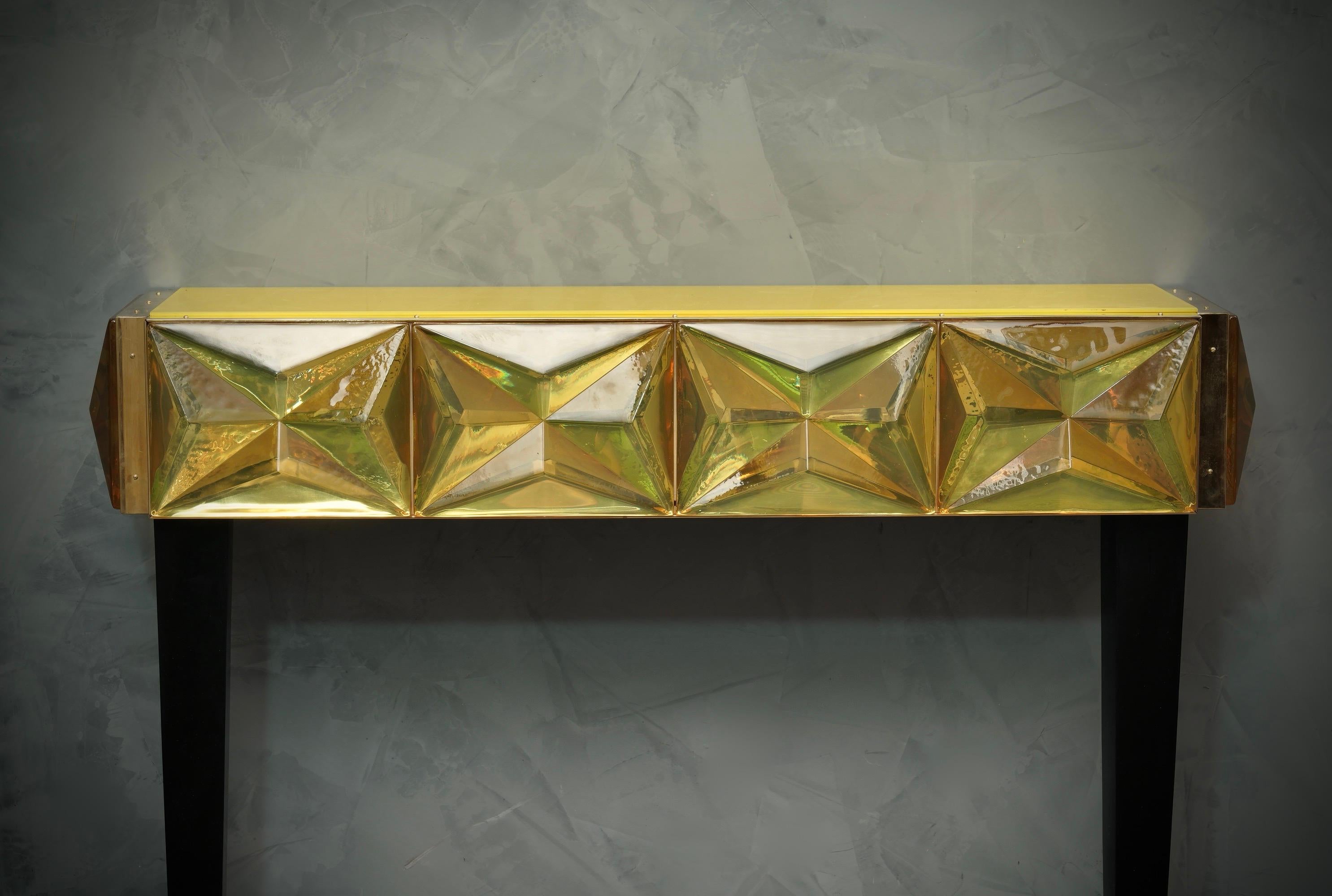 Italiano Console moderna italiana in vetro artistico giallo vivo di Murano, 2020 in vendita