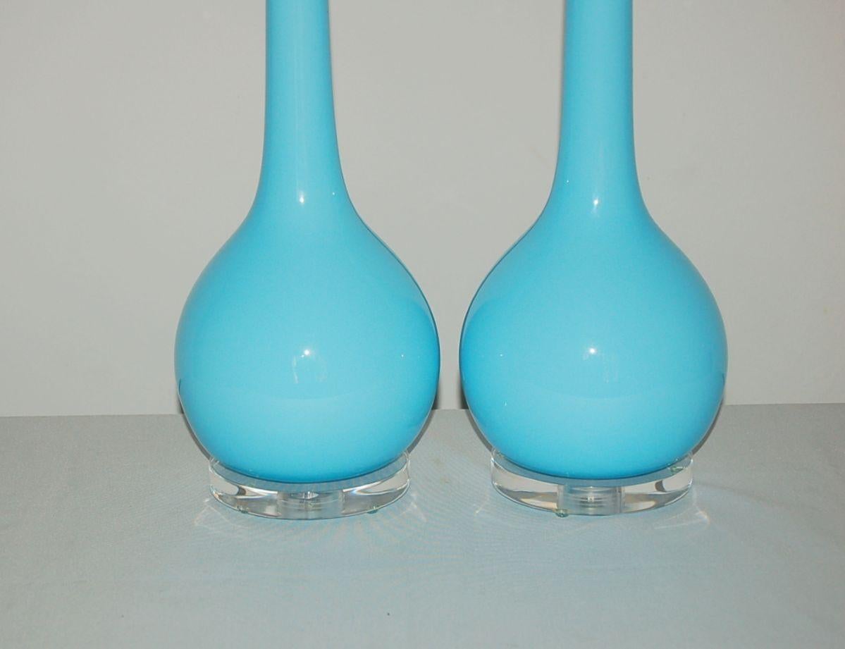 Lámparas de sobremesa vintage de cristal de Murano de cuello largo en AZUL CIELO de Archimede Seguso, importadas a principios de la década de 1960. Sencillo, elegante y moderno de mediados de siglo con un maravilloso estallido de color.

Miden 28.5