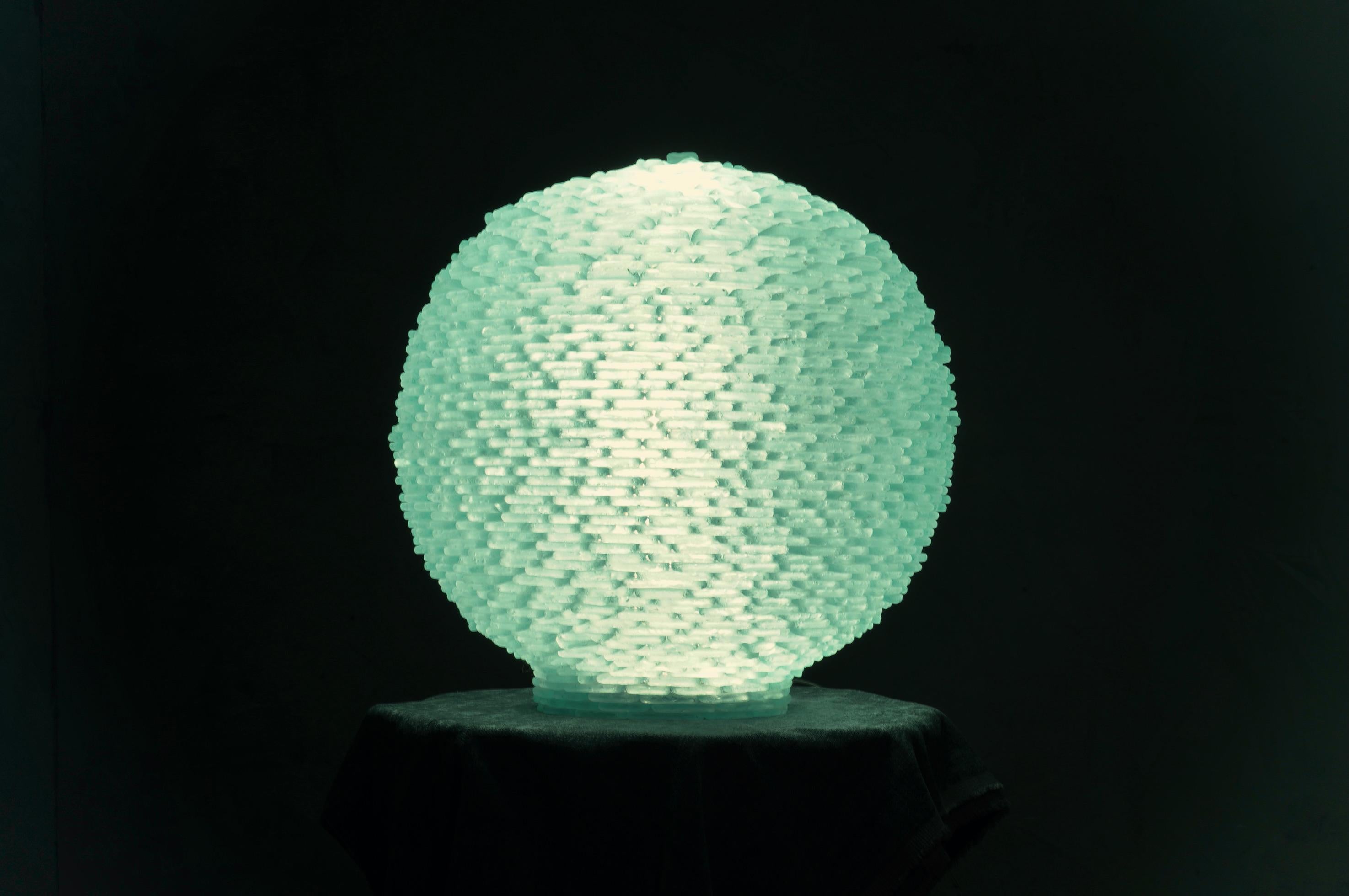 italien Lampadaire/lampe de bureau rond en verre d'art Lunar Globe de Murano, vert eau, 1970 en vente