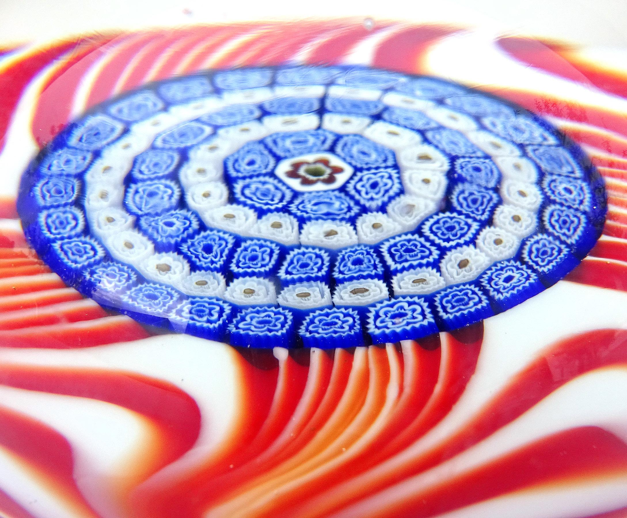 Pisapapeles de cristal artístico italiano Murano Mandala Flor Millefiori Mosaico Remolino Rojo Moderno de mediados de siglo en venta