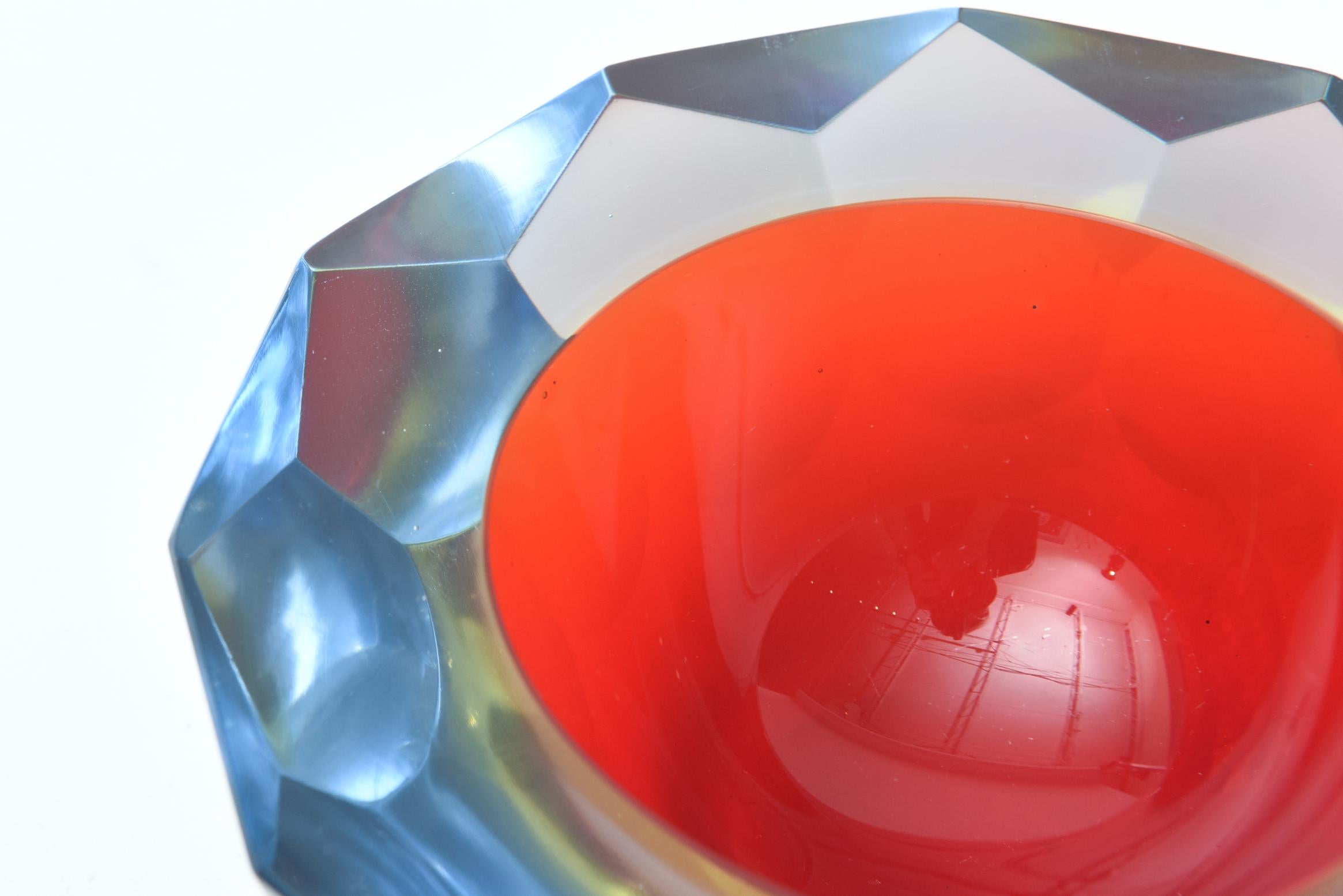 Moderne Bol en verre géodique à facettes Murano Mandruzzato Red:: Blue Sommerso Diamond Vintage en vente