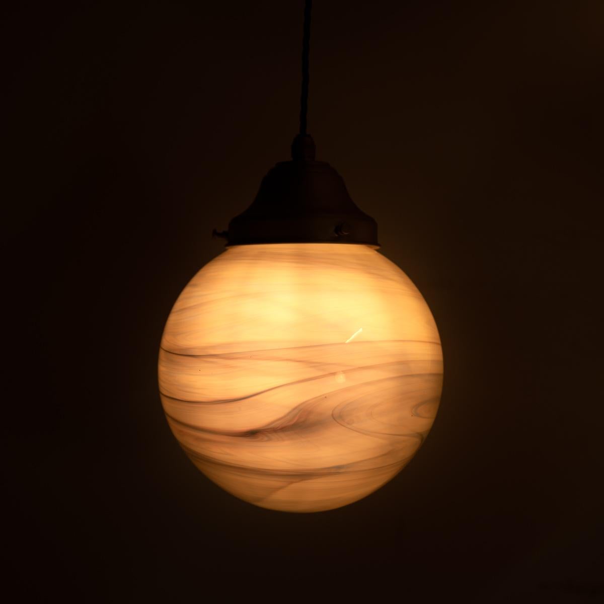Milieu du XXe siècle Lampes à suspension globes en verre marbré de Murano avec raccords en laiton satiné en vente