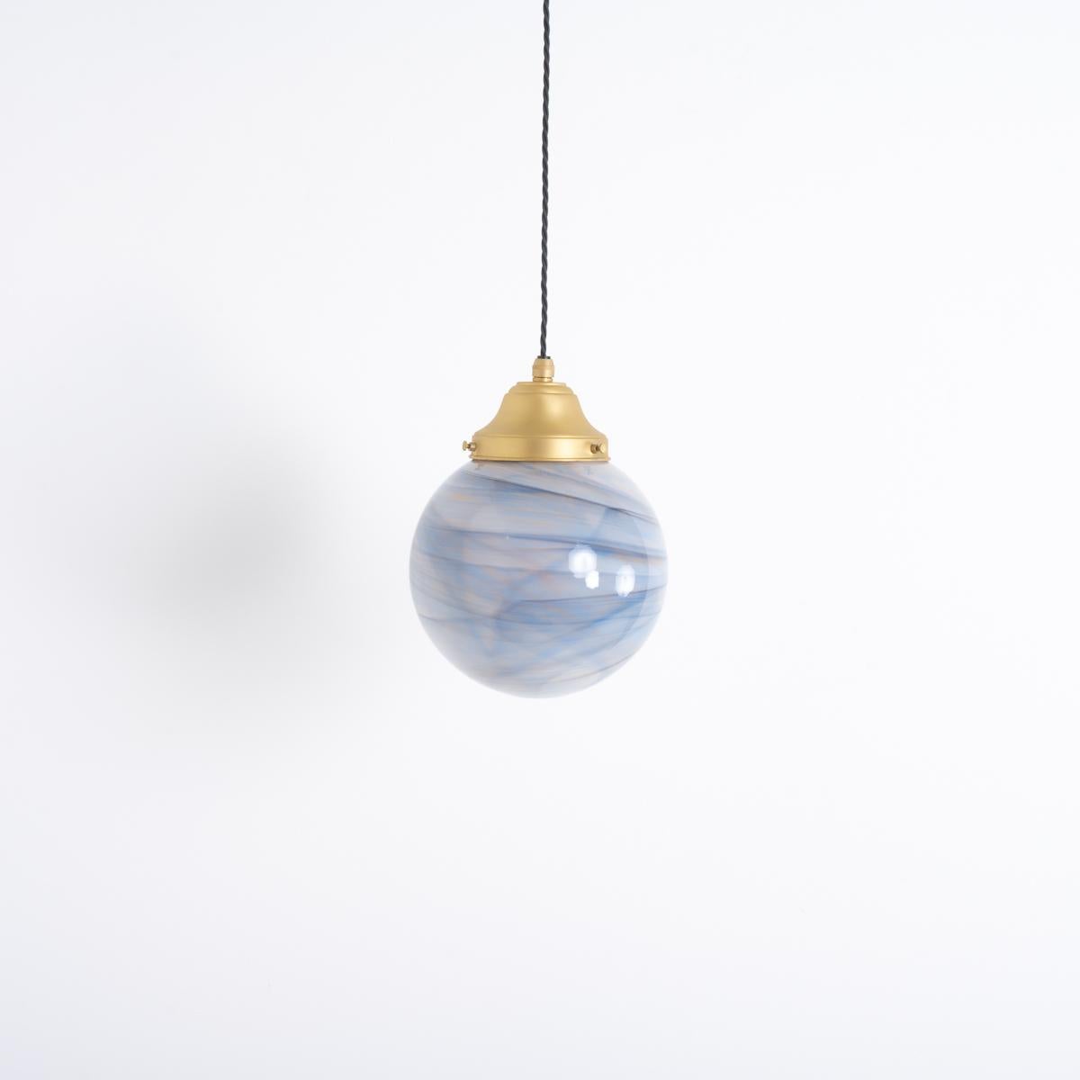 Laiton Lampes à suspension globes en verre marbré de Murano avec raccords en laiton satiné en vente