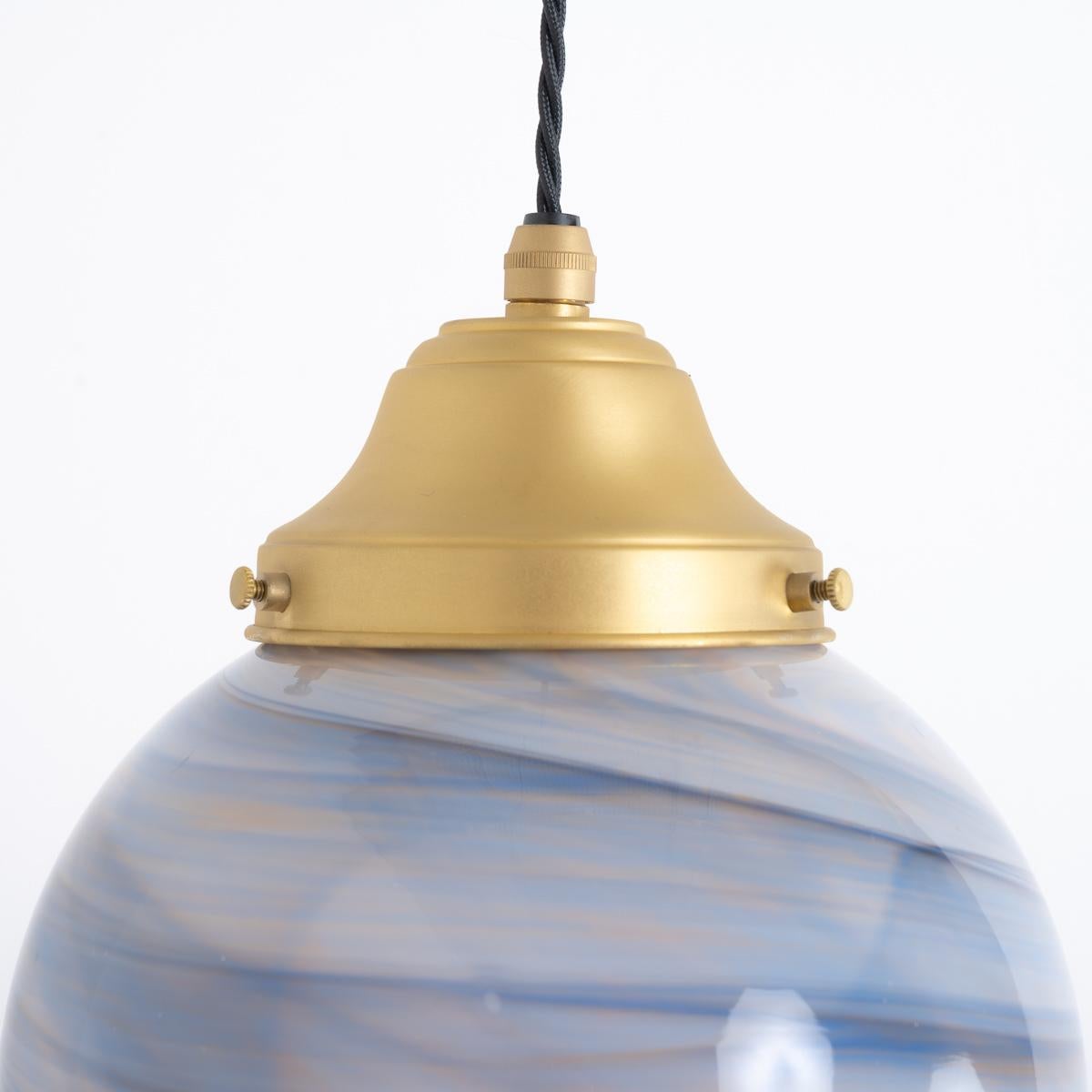 Lampes à suspension globes en verre marbré de Murano avec raccords en laiton satiné en vente 1