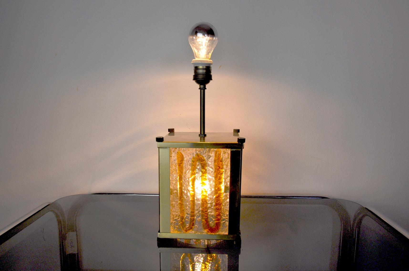 Murano Mazzega Lampe entworfen und hergestellt in Italien in den 1960er Jahren. 4 Kristallplatten aus orangefarbenem mundgeblasenem Murano-Glas sind im Quadrat verteilt und werden von einer goldenen Metallstruktur getragen.

Möglichkeit zur