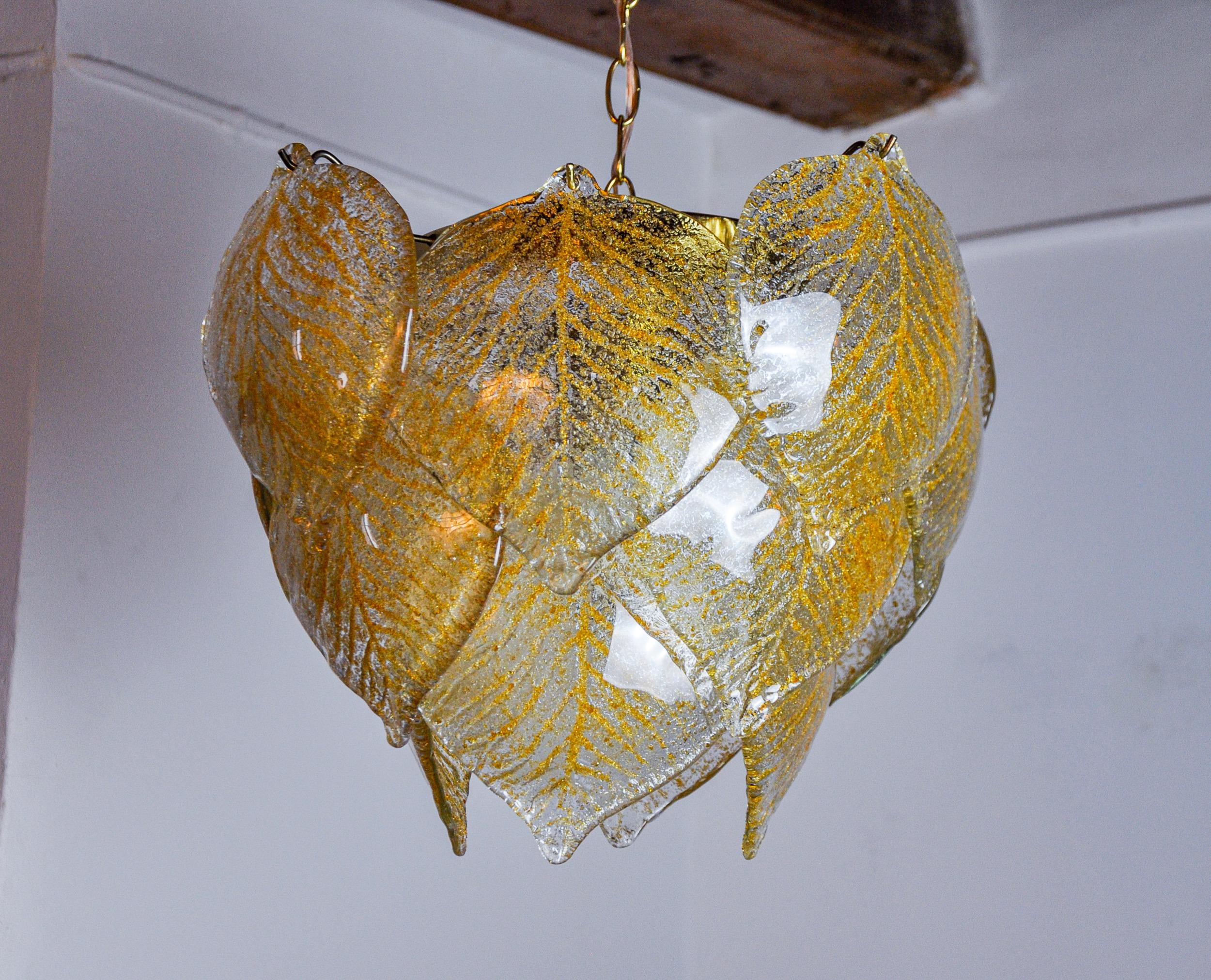 Hollywood Regency Murano Mazzega leaf chandelier, gold frosted glass, Italy 1970 For Sale