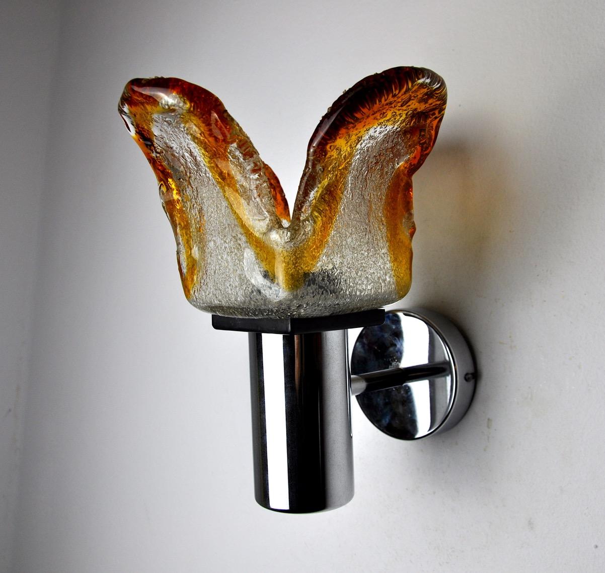 Grande et belle applique murale Mazzega Murano produite en Italie dans les années 70. Cristal en verre de Murano et structure en métal chromé. Objet unique qui s'illuminera merveilleusement et apportera une véritable touche design à votre intérieur.