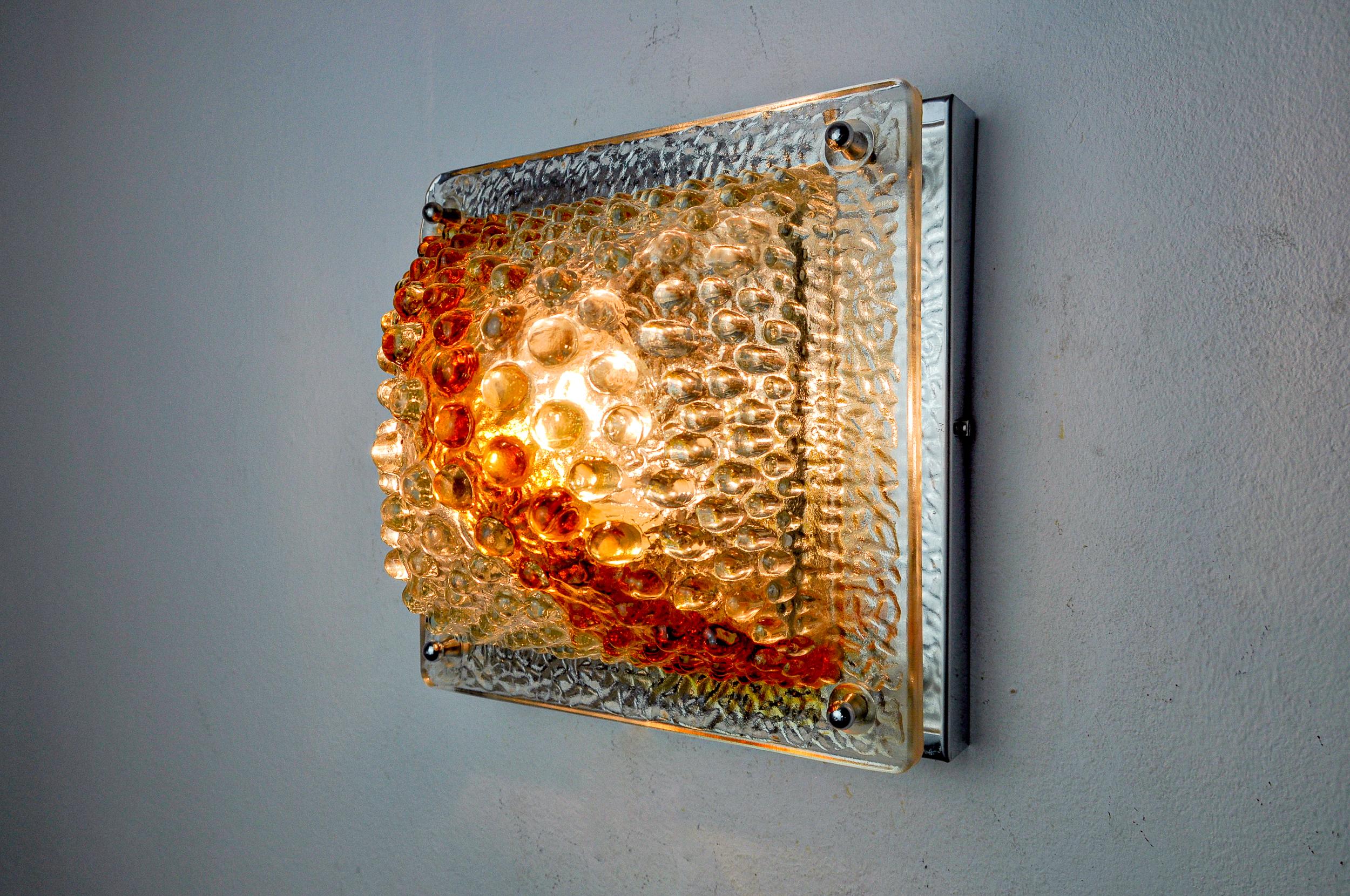 Grande e bellissima lampada da parete Mazzega Murano prodotta in Italia negli anni '70. Cristallo di Murano e struttura in metallo cromato. Un oggetto unico che illuminerà meravigliosamente e darà un vero tocco di design ai tuoi interni. Elettricità