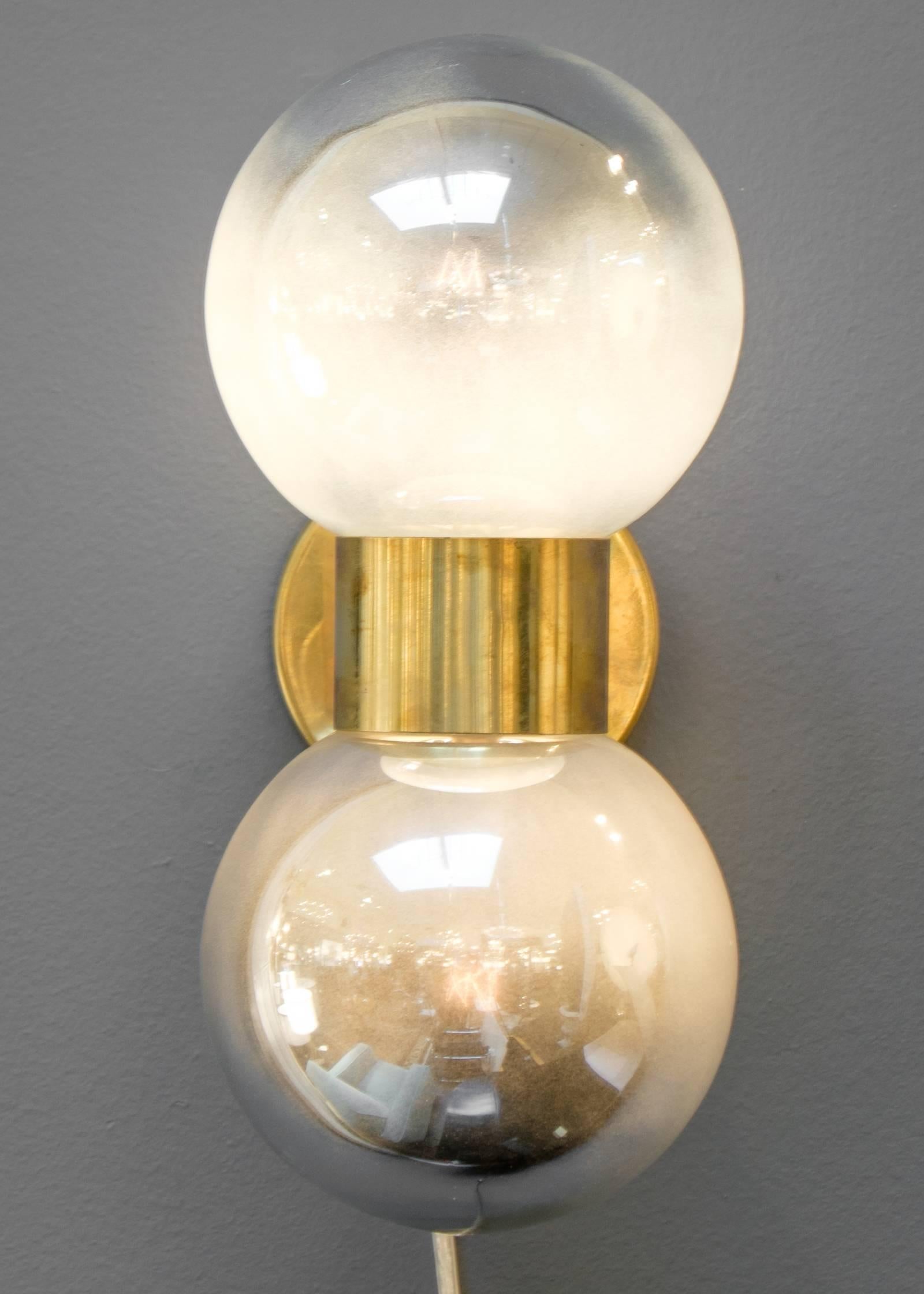 Apliques de latón con globo de cristal de mercurio de Murano Moderno de mediados de siglo en venta