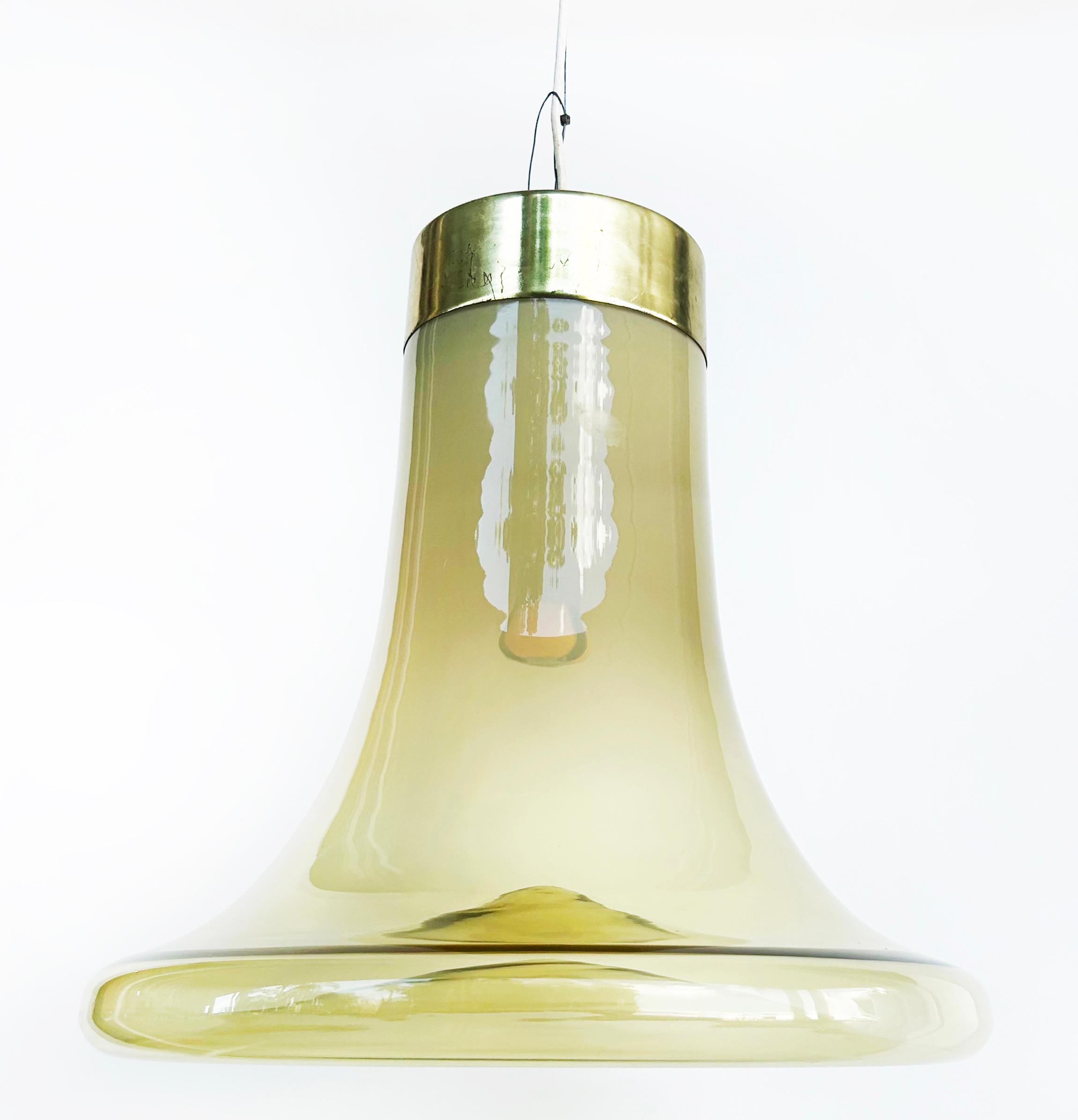 Murano Mid-century  Brass, Glass Bell Shaped Pendant Light Fixture In Good Condition For Sale In Miami, FL