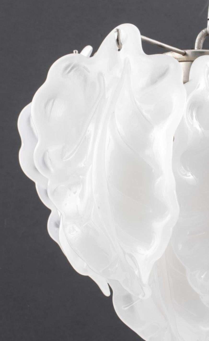 Murano Mid-Century Modern Glass Leaf Pendelleuchte in Weiß im Zustand „Gut“ im Angebot in New York, NY