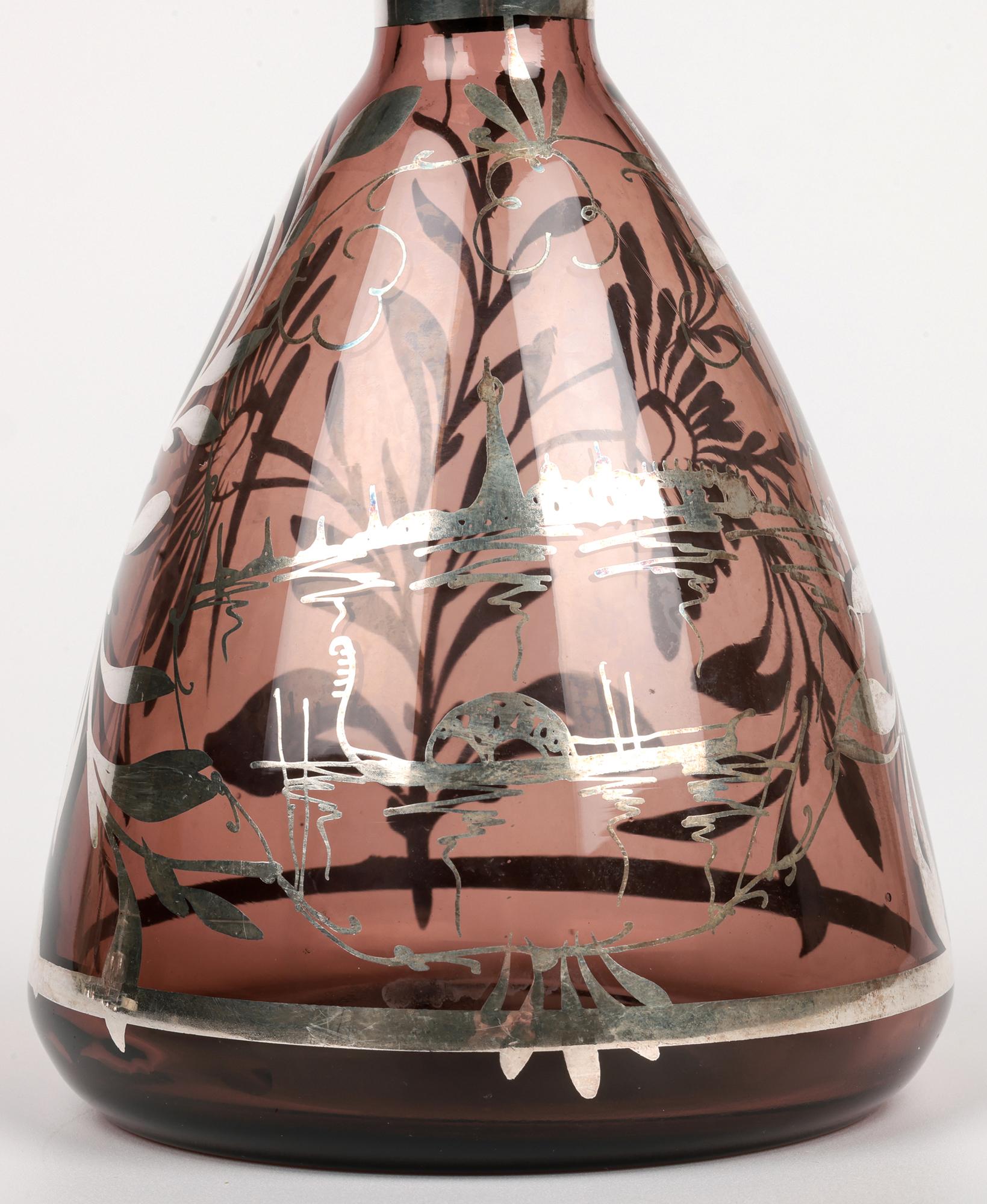 Carafe à liqueur en verre brun recouvert d'argent et cinq verres assortis, fabriqués à Murano et datant d'environ 1950. L'ensemble comprend une carafe en verre soufflé à la main en forme de cloche reposant sur une base ronde plate, avec un court et