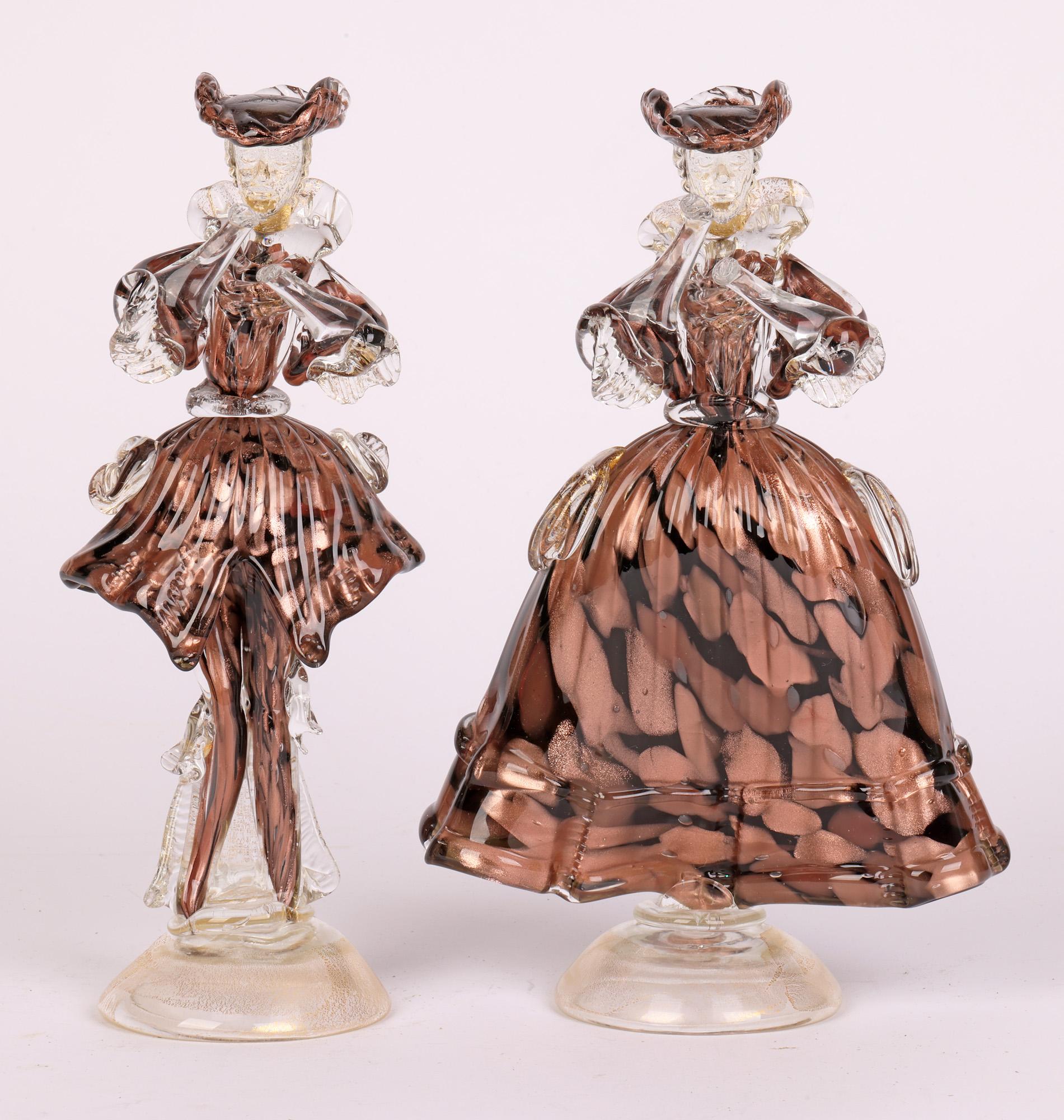 Italiano Murano Mid Century Coppia di figure in vetro artistico incassate in rame avventurina in vendita