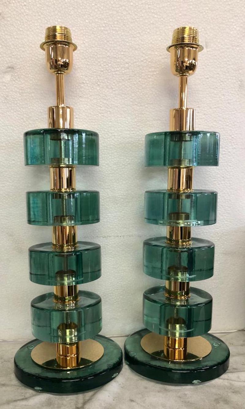 A very special and original Murano lamps, a series of round glass bricks arranged one on top of the other, in a Green color.
Their shape is fascinating.

The lamp is composed of a glass base and a stem on which perforated green bricks are