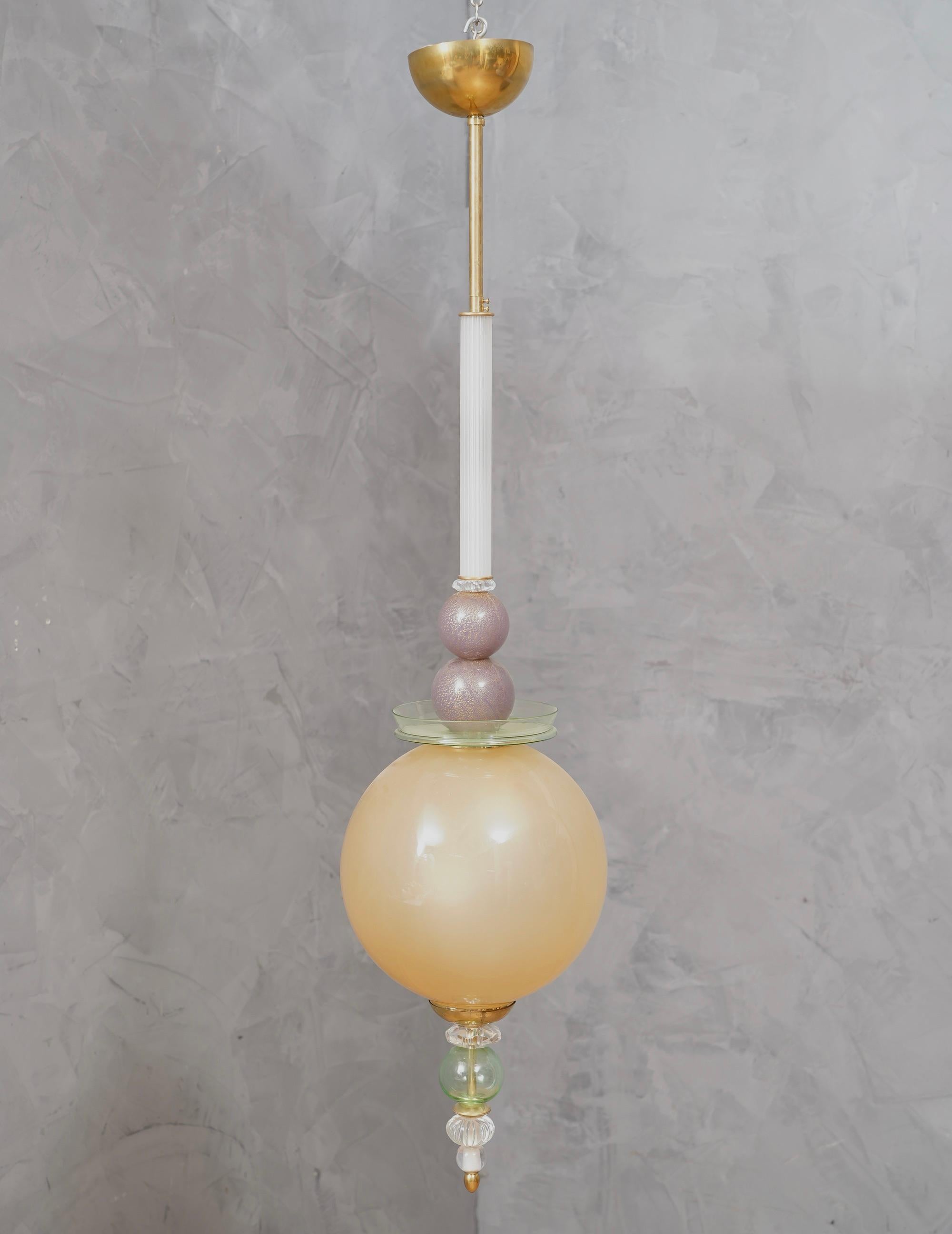 Ein kostbares Paar mundgeblasener Murano-Glaslaternen, deren Farben einzigartig sind und von Gold über Weiß und Grün bis hin zu Violett reichen. Sie sind sehr elegant und raffiniert, sie können an verschiedenen Stellen im Haus platziert werden, zum