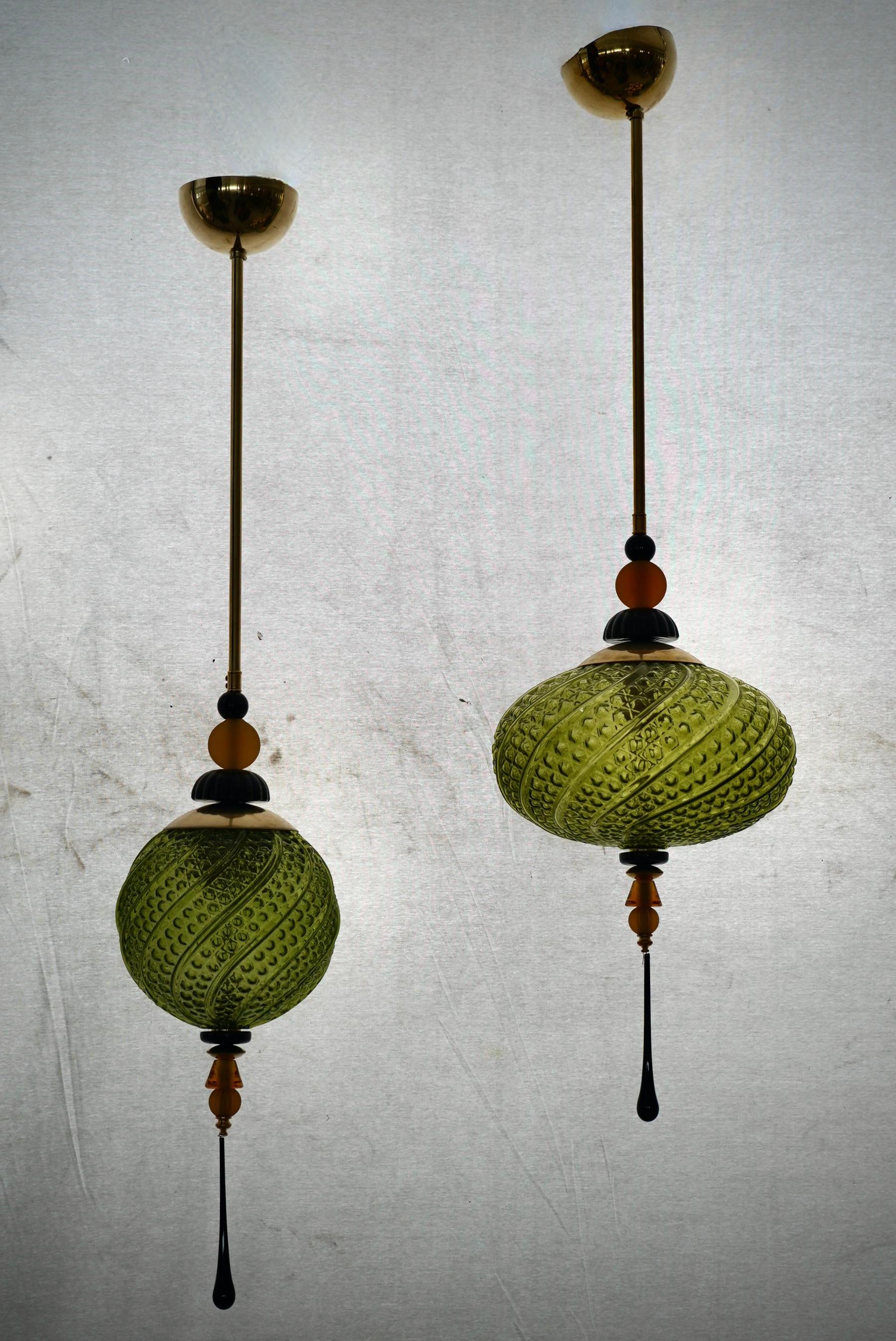 Preziose lanterne in vetro soffiato di Murano, i cui colori sono unici e vanno dal verde al nero, passando per l'ambra. Si tratta di oggetti molto eleganti e raffinati, che possono essere collocati in diversi punti della casa, ad esempio appesi
