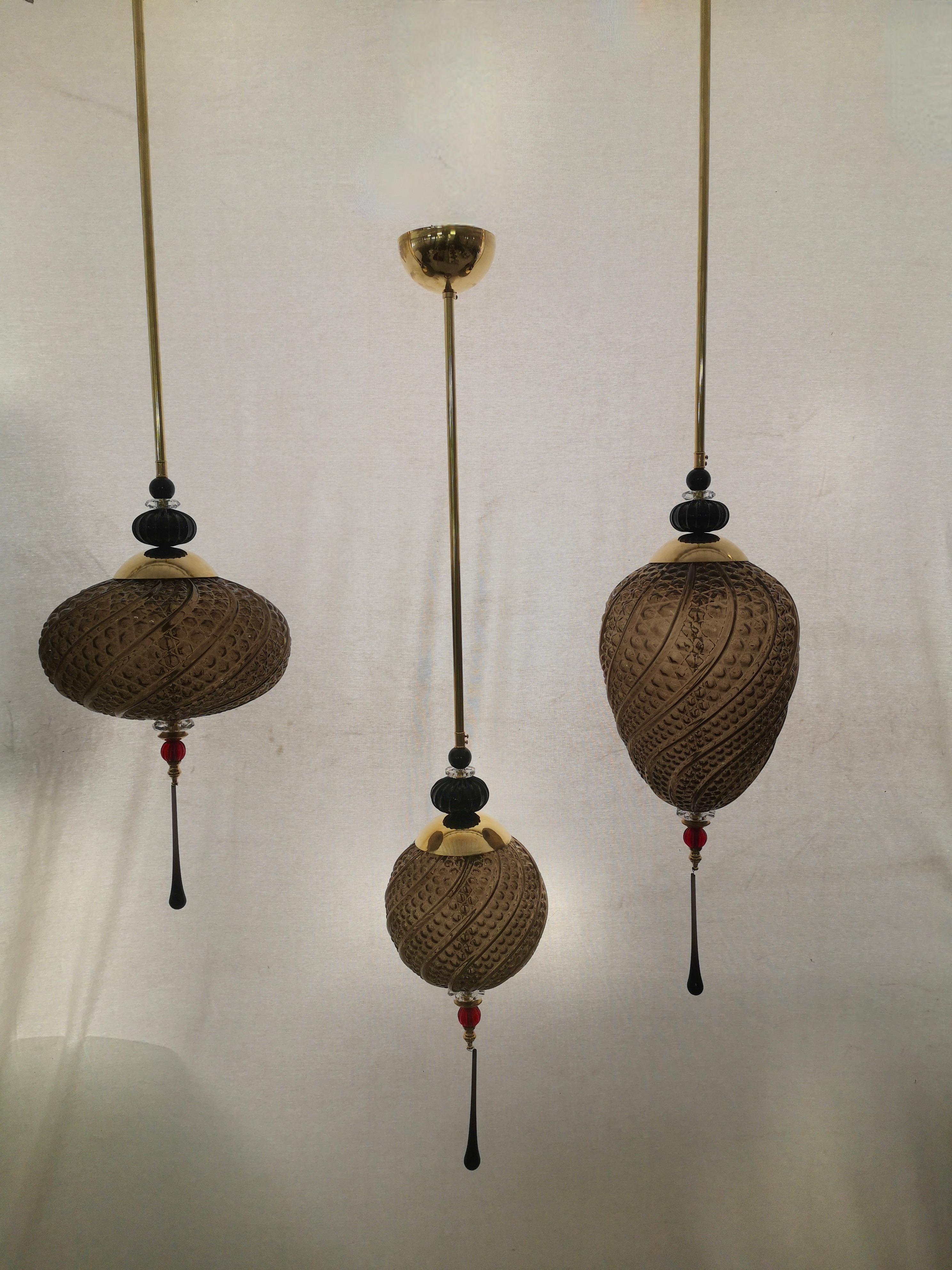 Précieuses lanternes en verre soufflé de Murano, leurs couleurs sont uniques, allant de la couleur fumée au noir en passant par le rouge. Objet très élégant et raffiné, il peut être placé à plusieurs endroits de la maison, par exemple en les