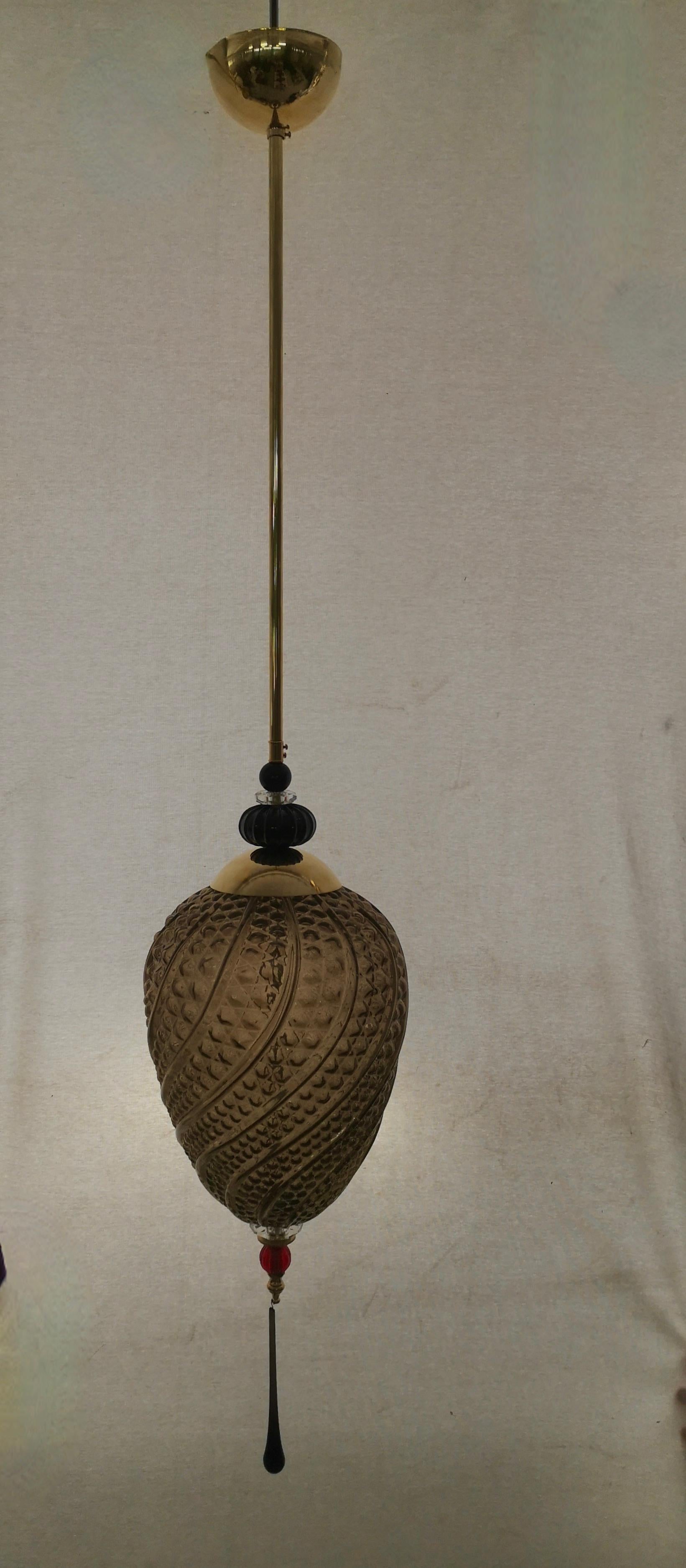 Précieuses lanternes en verre soufflé de Murano, leurs couleurs sont uniques, allant de la couleur fumée au noir en passant par le rouge. Objet très élégant et raffiné, il peut être placé à plusieurs endroits de la maison, par exemple en le