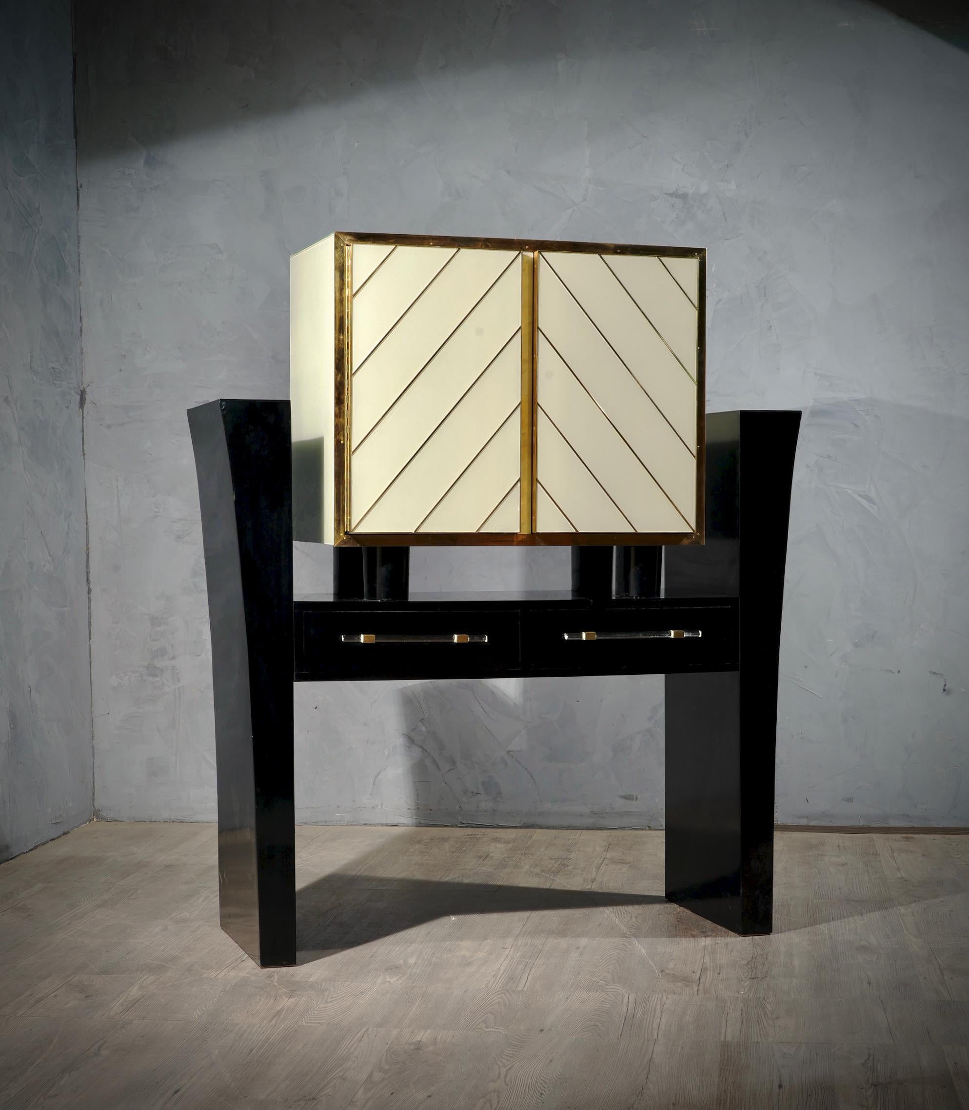 Amazing bar cabinet with an incredibly sophisticated design with an incredible use of materials, glass, brass and mirror. Gorgeous color.

The bar cabinet consists of two parts:
- The body is made up of a wooden structure and a cream-colored glass