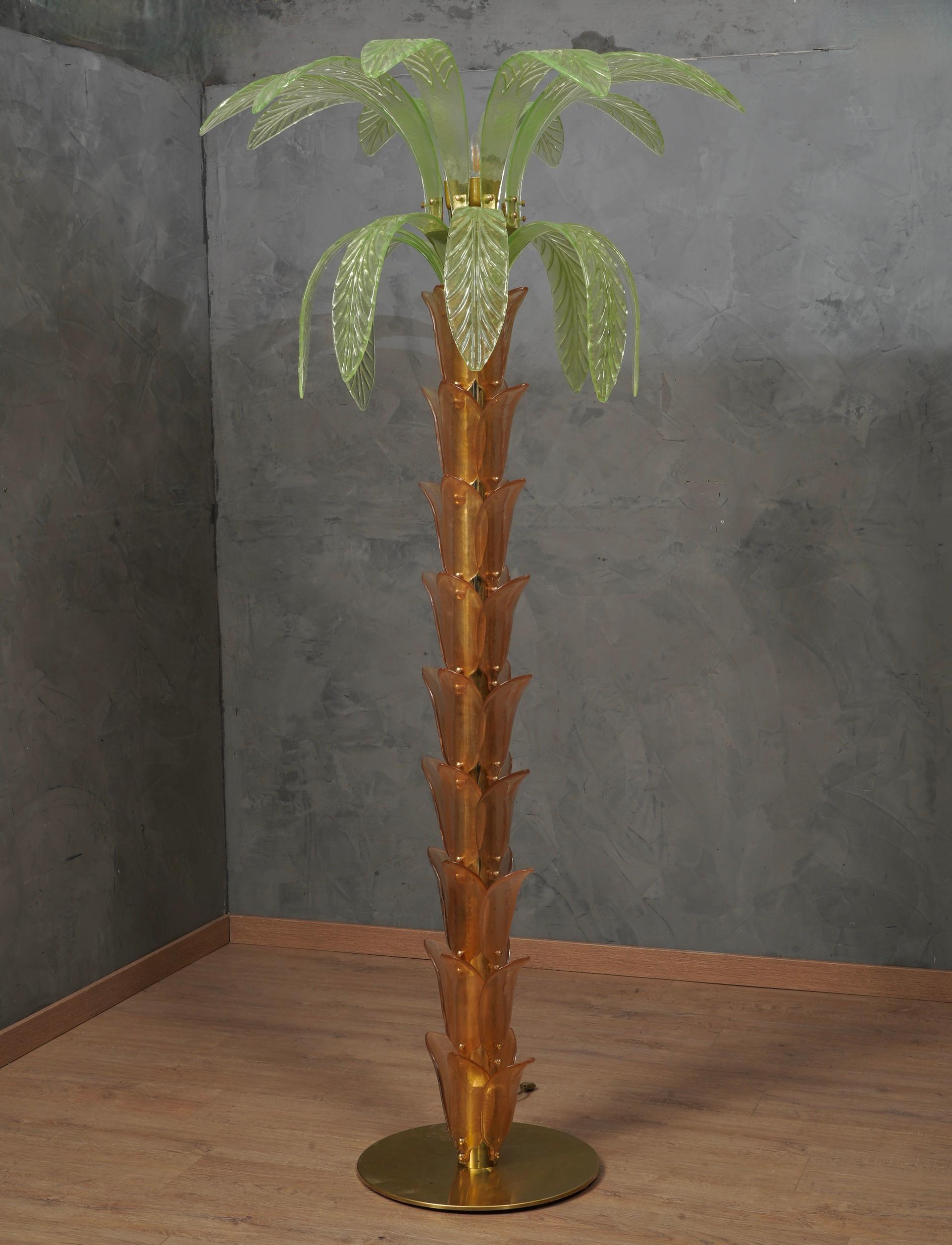 Superb and charming floor lamp in Murano glass in a beautiful green and smoked color. Very very elegant piece of furniture.

The floor lamp is composed of a round base and a brass stem on which 36 small smoked Murano glass leaves have been attached;