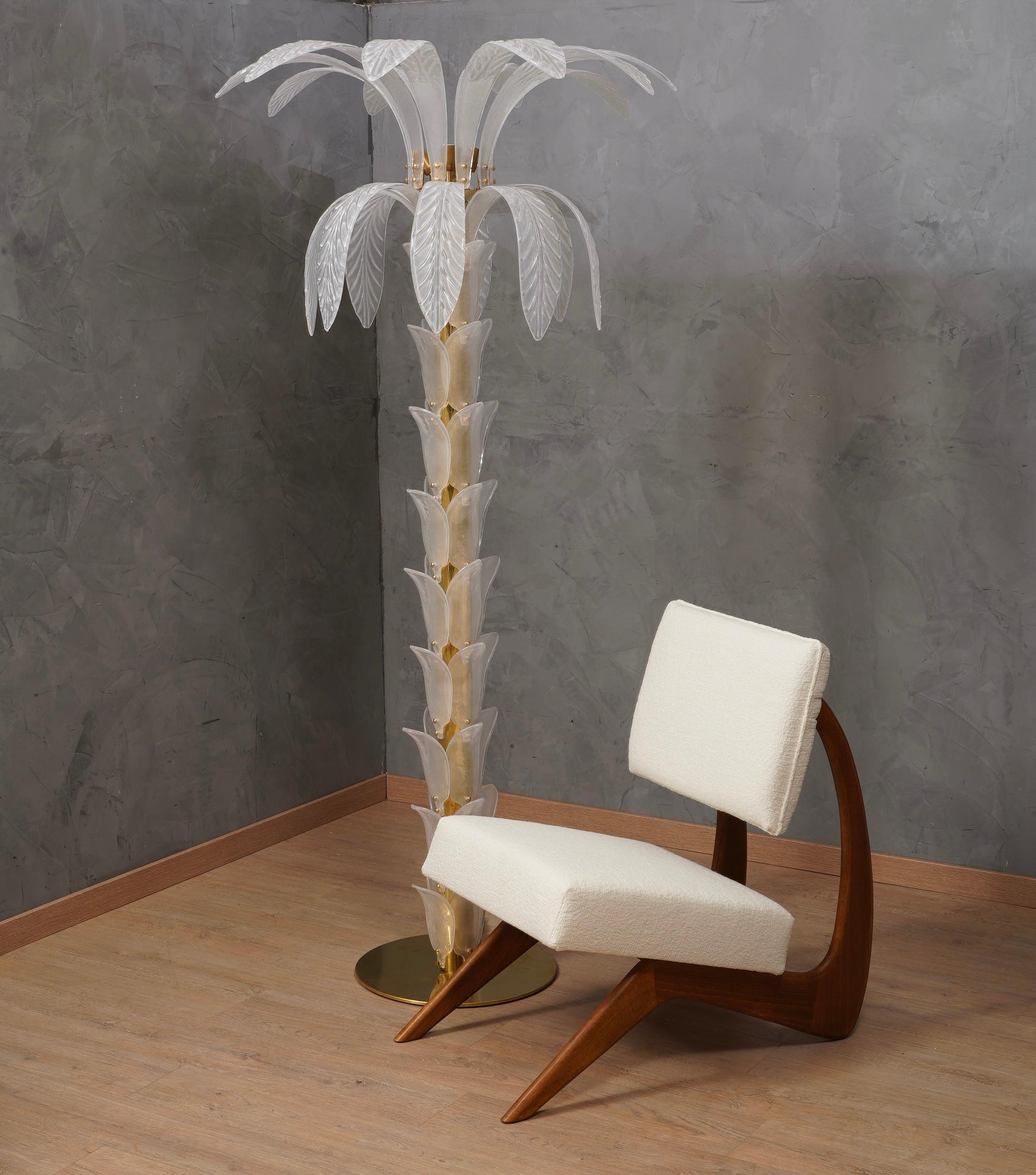 Superb and charming floor lamp in Murano glass in a beautiful acid-etched white color. Very very elegant piece of furniture.

The floor lamp is composed of a round base and a brass stem on which 36 small acid-etched Murano glass leaves have been