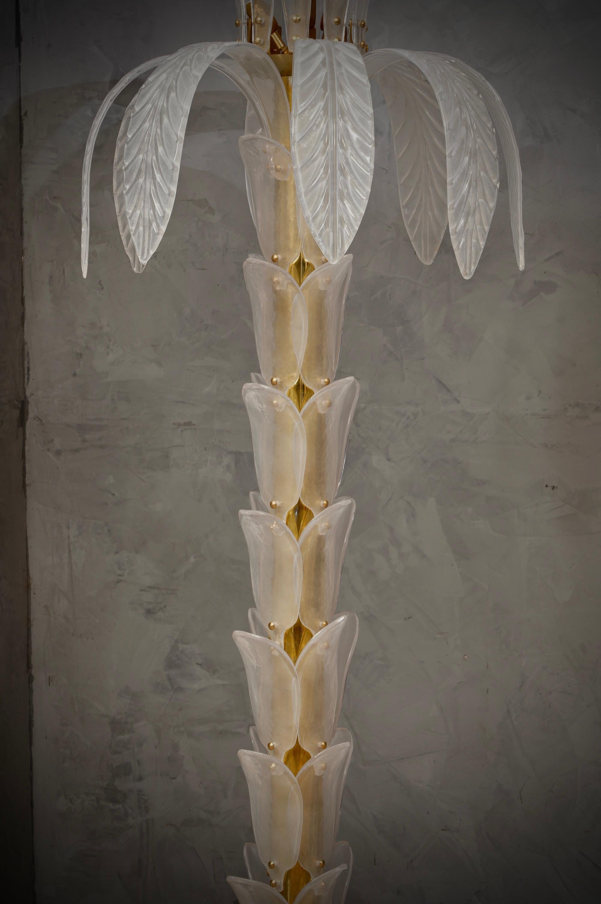 Lámpara de pie de cristal y latón de Murano de mediados de siglo, 1980 en Bueno estado para la venta en Rome, IT
