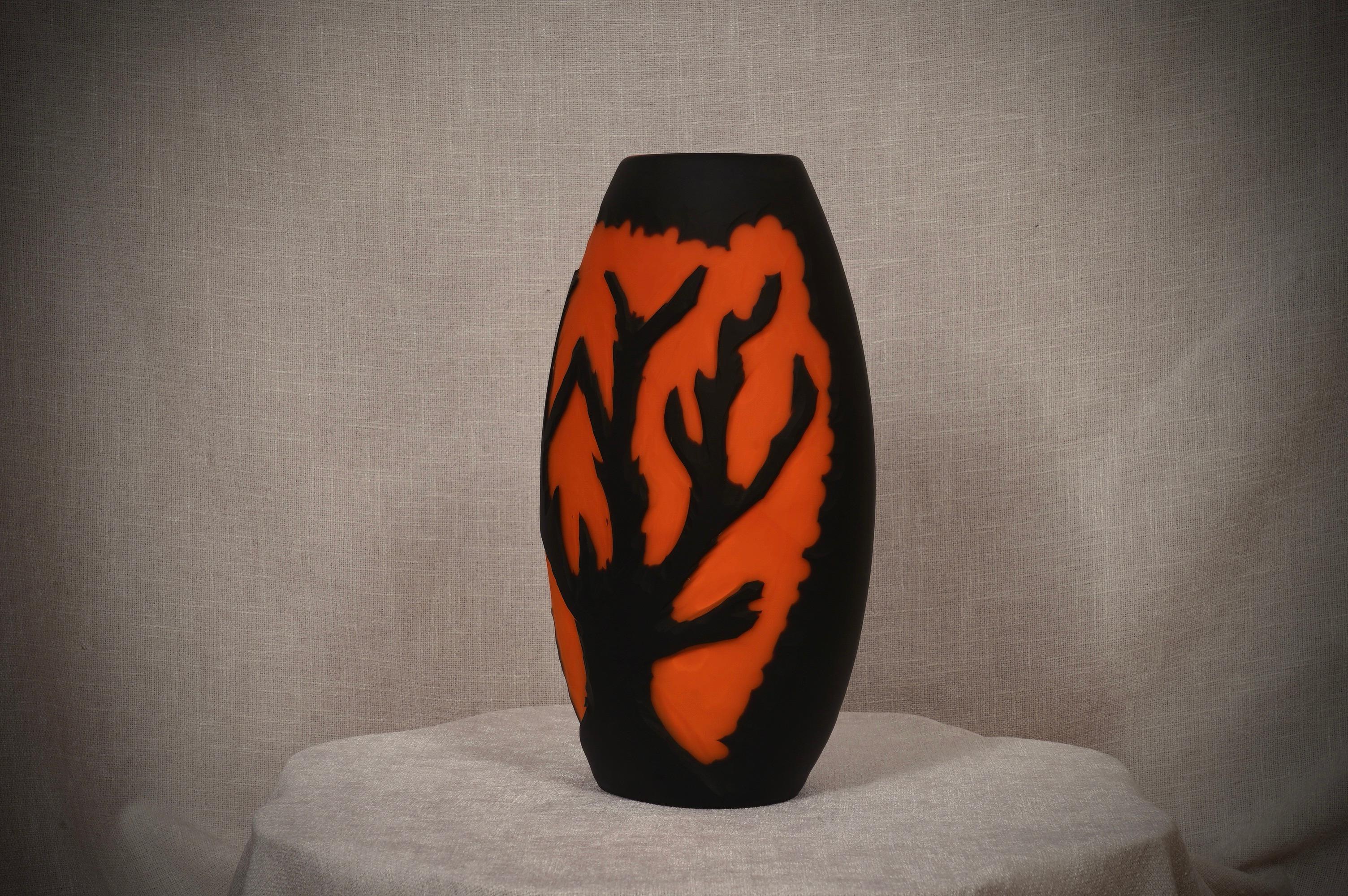 Fantastische Vase aus der Glashütte Murano, sowohl wegen ihrer besonderen Verarbeitung als auch wegen ihrer doppelten Farbe, denn die Vase ist außen schwarz, hat aber innen eine orangefarbene Beschichtung, 