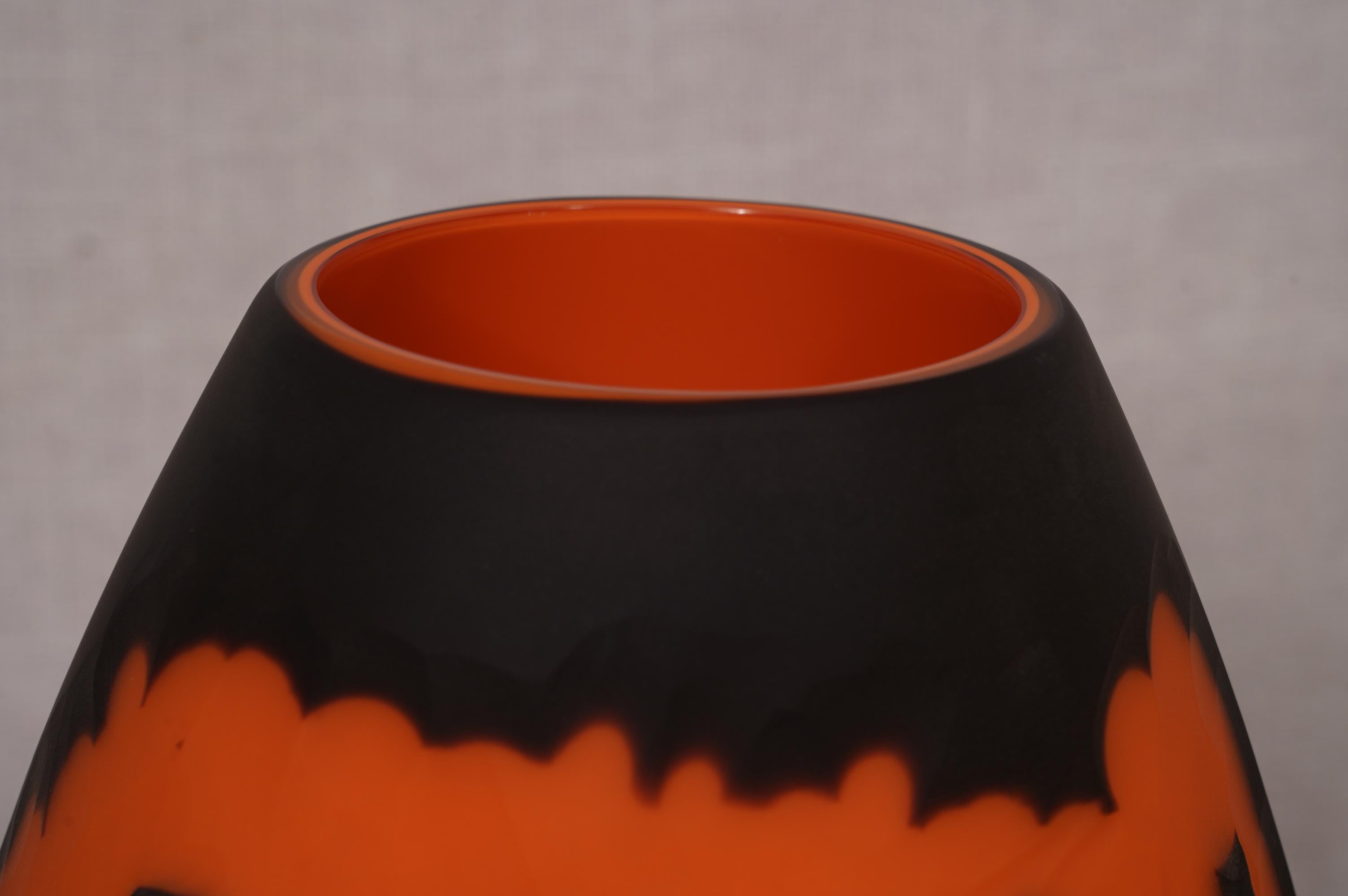 Ovale schwarze und orangefarbene italienische Murano-Vase aus der Mitte des Jahrhunderts, 1980 (Italienisch) im Angebot