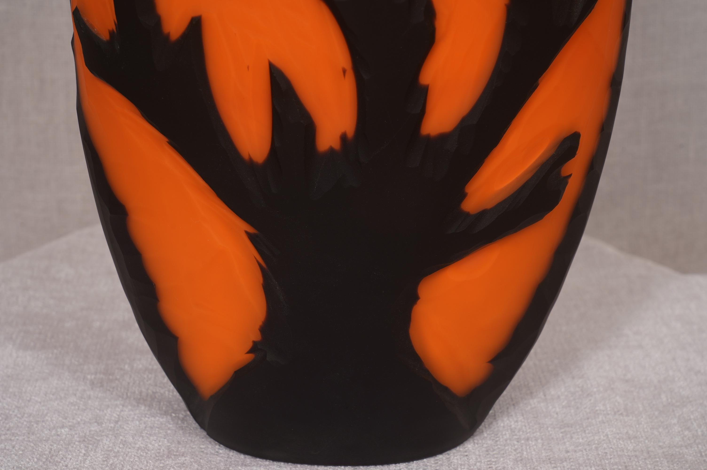 Ovale schwarze und orangefarbene italienische Murano-Vase aus der Mitte des Jahrhunderts, 1980 im Angebot 1