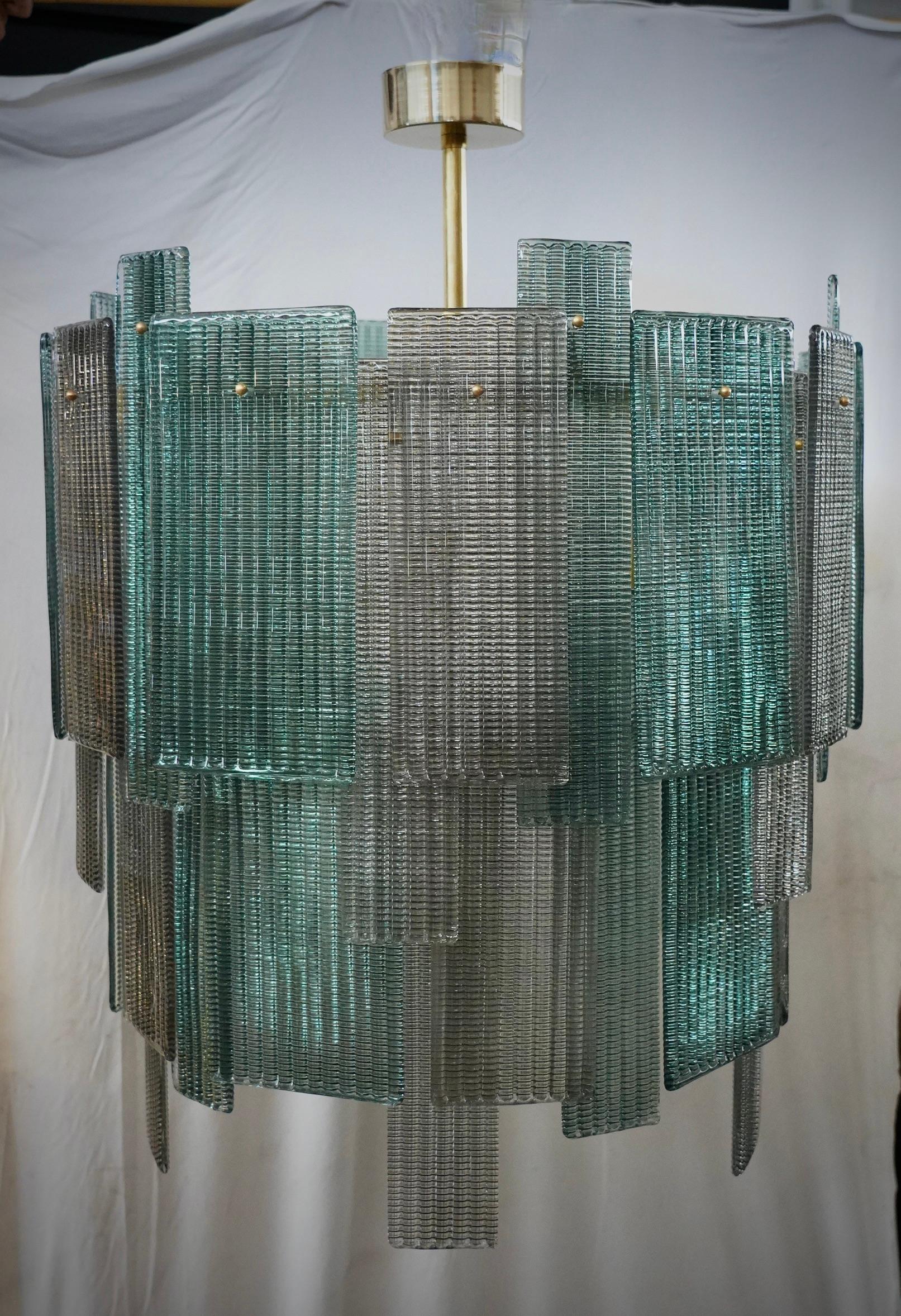 Lampadari artistici in vetro di Murano, con un colore molto particolare. I forni di Murano creano un design indiscutibilmente senza tempo, semplice ma elegante allo stesso tempo.

Struttura in ferro laccato oro e ottone per il tubo e il rosone che