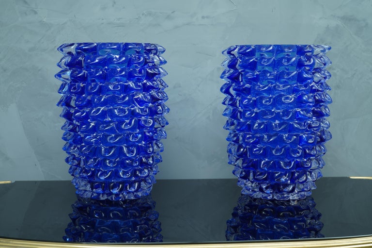 Fantastic vase from the Murano glassworks, both for its special processing and for its color, in fact the vase is blue.

Murano vessel, with a special workmanship all around. Vase of round shape, with a particular manual processing called