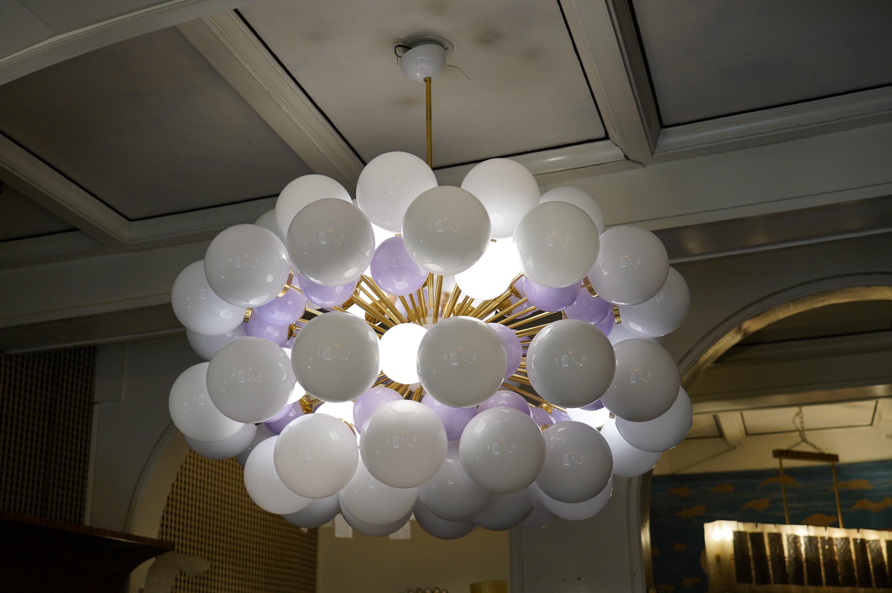 Murano Midcentury Spherical White and Lilac Glass and Brass Chandelier, 1990 In Good Condition In Rome, IT