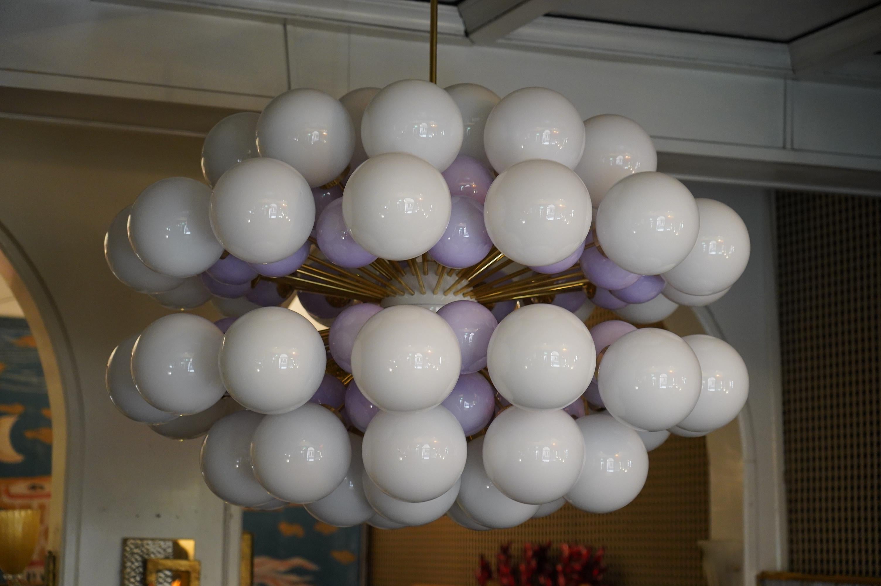 Murano Midcentury Spherical White and Lilac Glass and Brass Chandelier, 1990 4