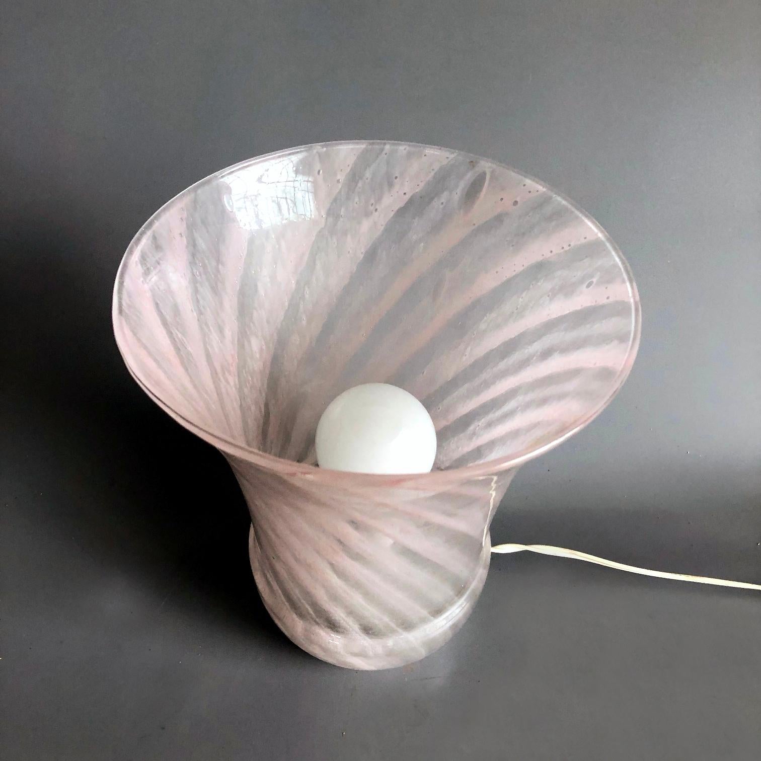 Murano Midcentury Swirled Pink Glass Italian Table Lamp, 1970s In Excellent Condition For Sale In BUDAPEST, HU