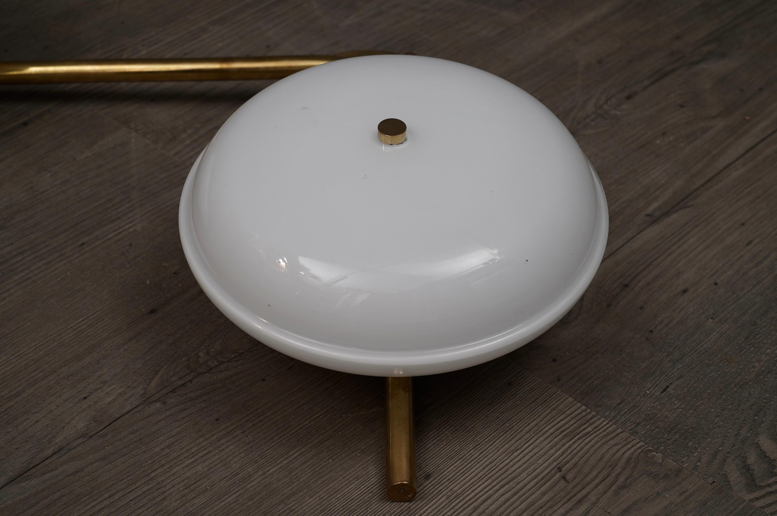 Murano Midcentury White Glass and Brass Wall Light, 1980 In Excellent Condition In Rome, IT