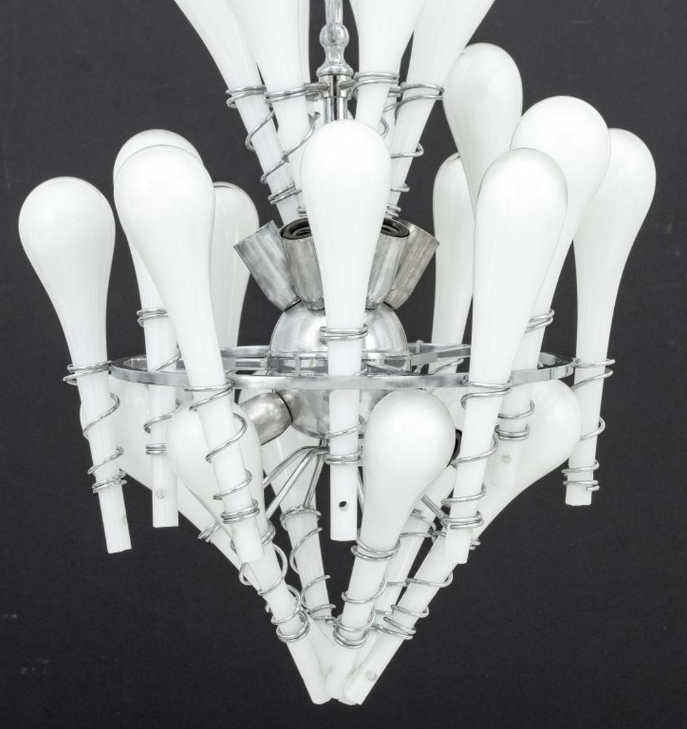 Lampadario in vetro di Murano con lampadine e cromo, tre livelli con nove prese di luce. 21